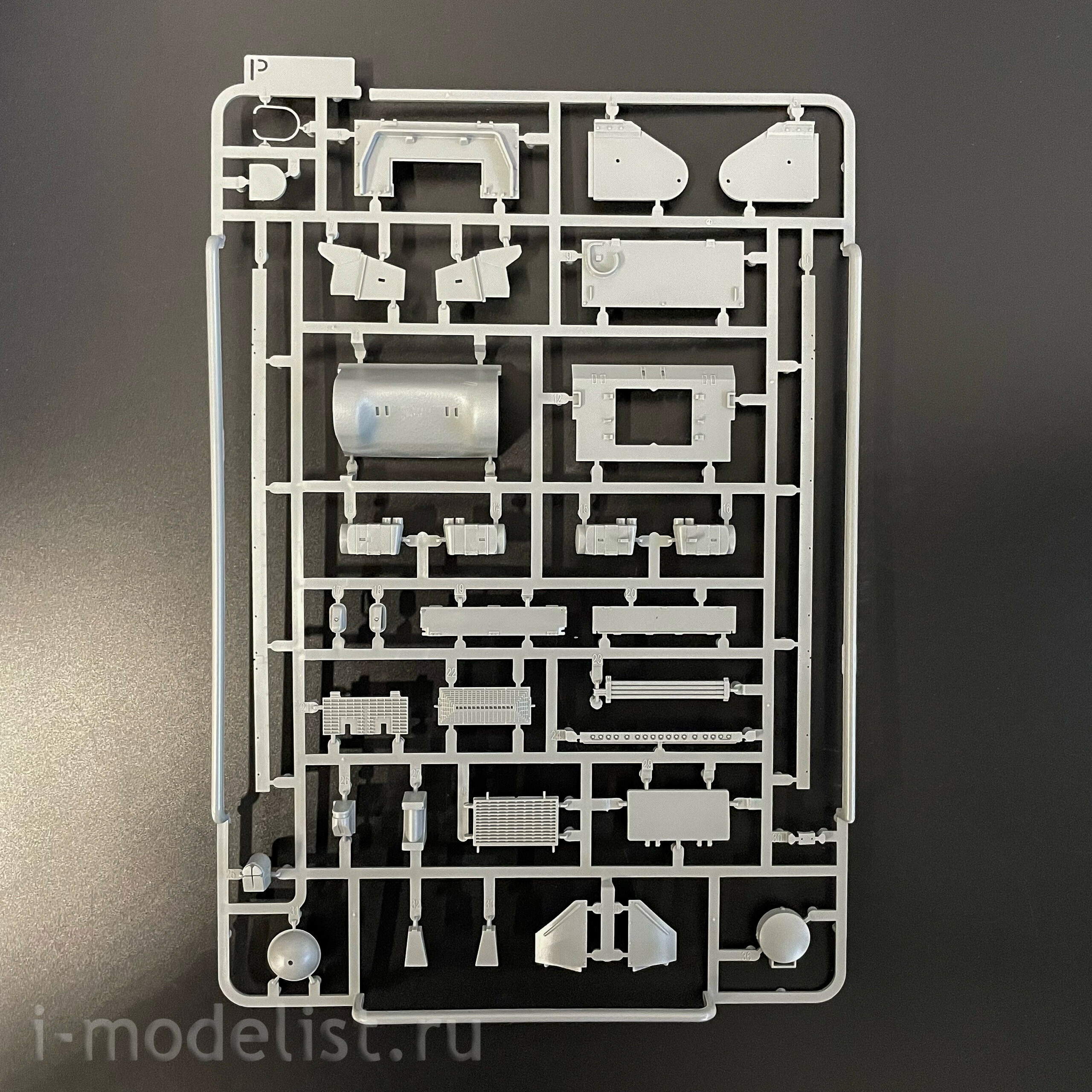 2205W Takom 1/35 Набор Sherman Box: M4A1 (76w) HVSS + M1 Super Sherman + фигура члена экипажа танка армии США в 1/16 масштабе