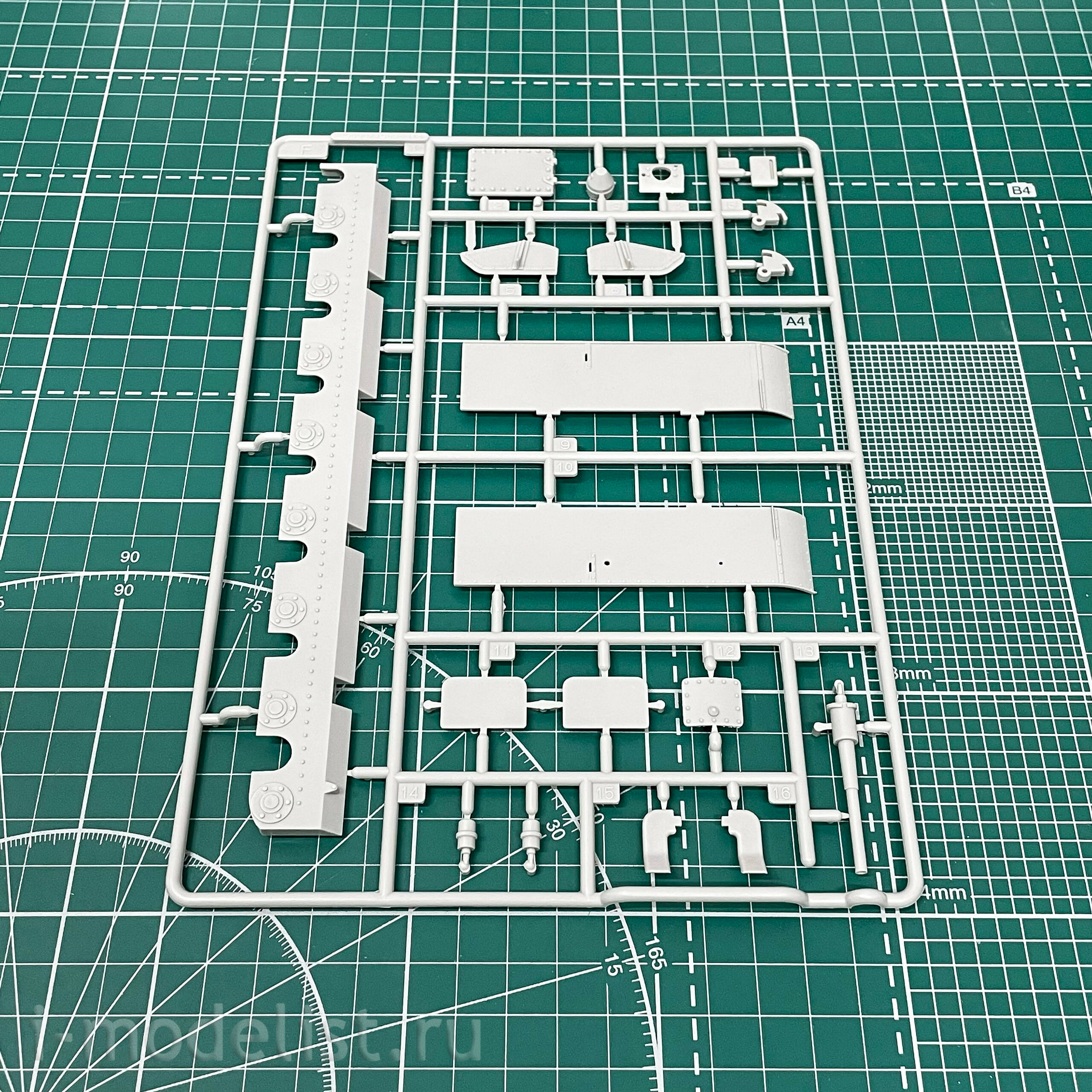 09590 Trumpeter 1/35 Soviet heavy tank T-100