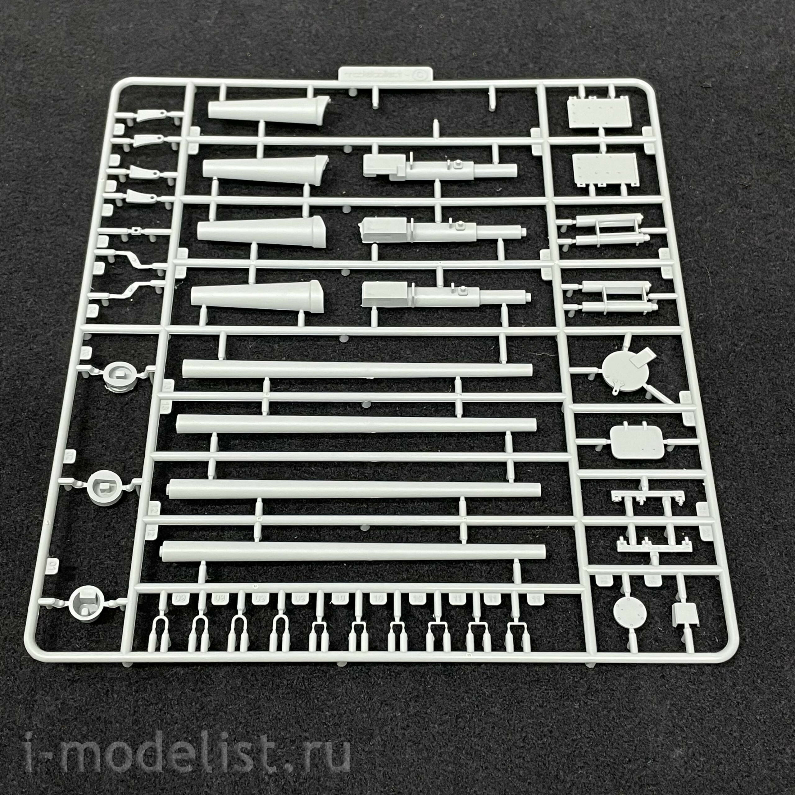 UA35028 Modelcollect 1/35 German super-heavy tank E-100, Ausf.G, 105 mm twin guns