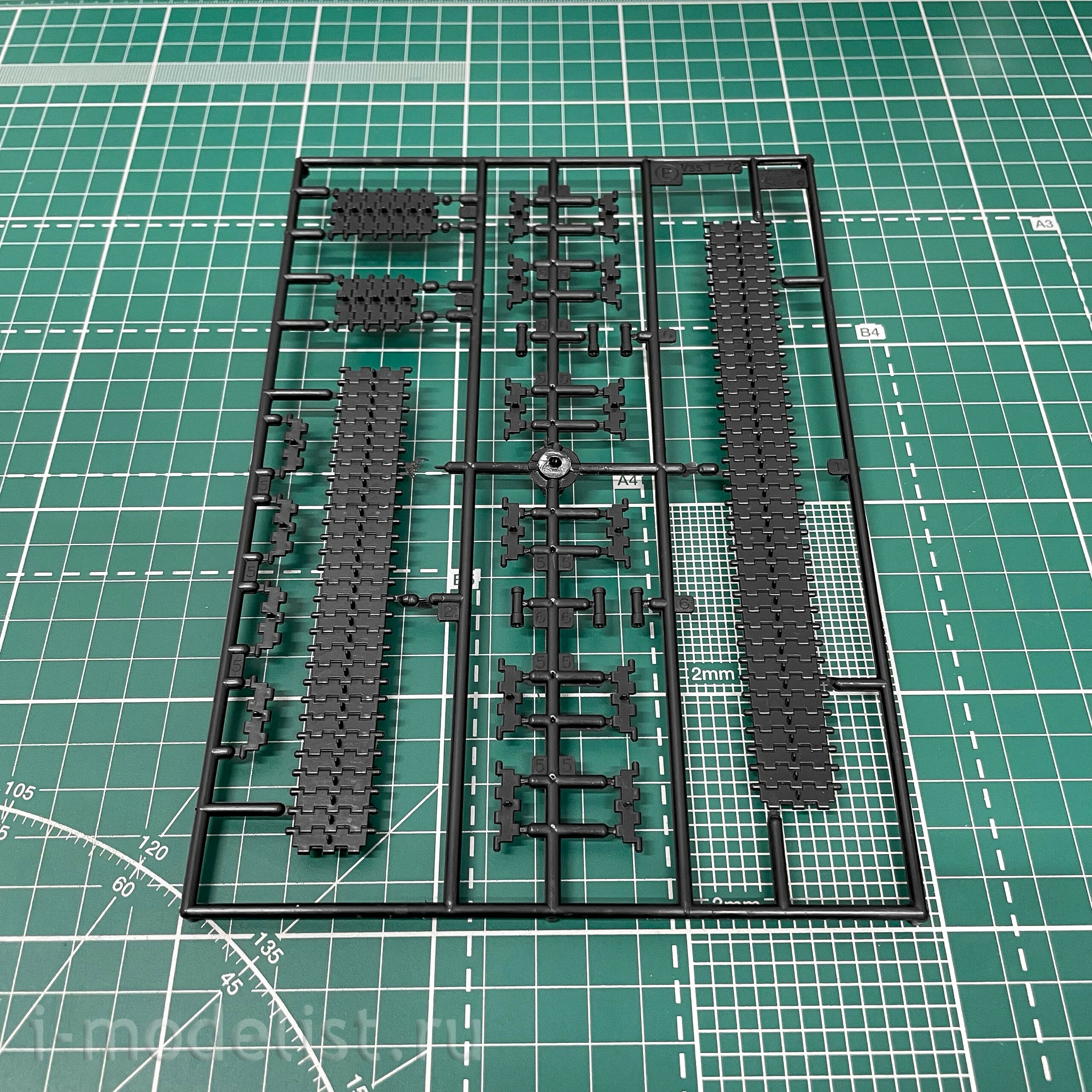 Zvezda 3552 1/35 T-72A