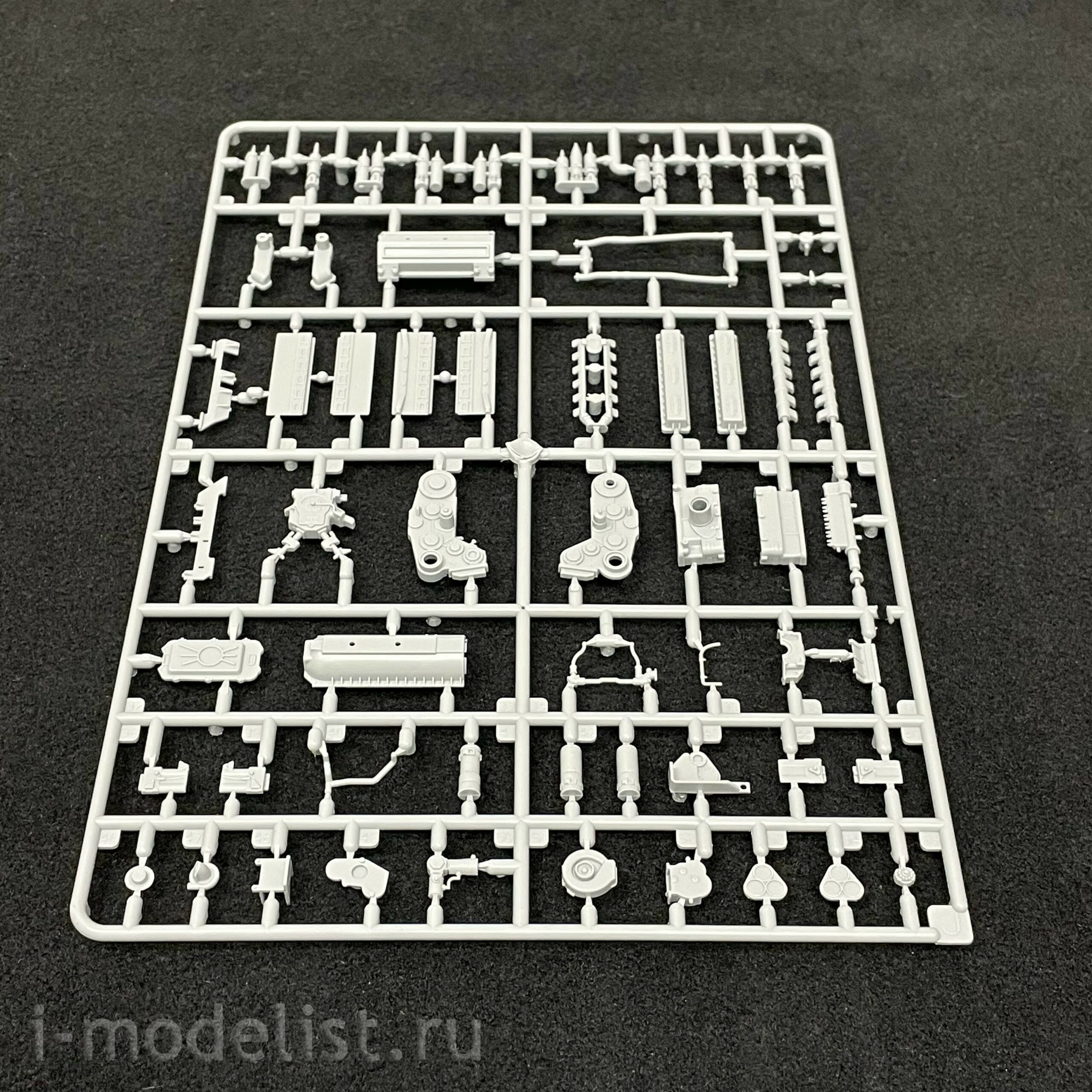 35A052 Amusing Hobby 1/35 Soviet T-72 Ural tank with full interior (under license from UVZ)
