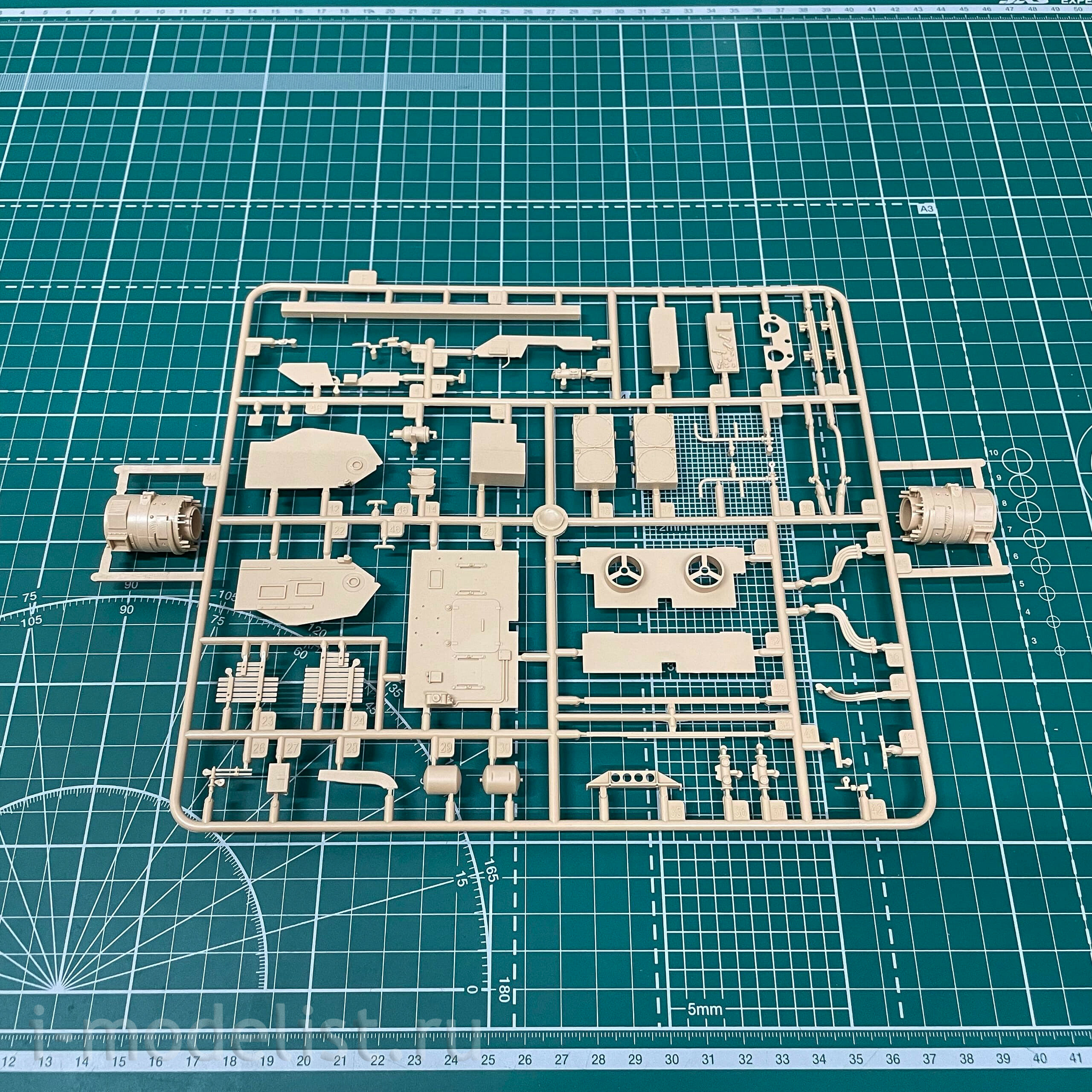 35A033 Amusing Hobby 1/35 ELEFANT Self-propelled gun (interior + zimmerite)