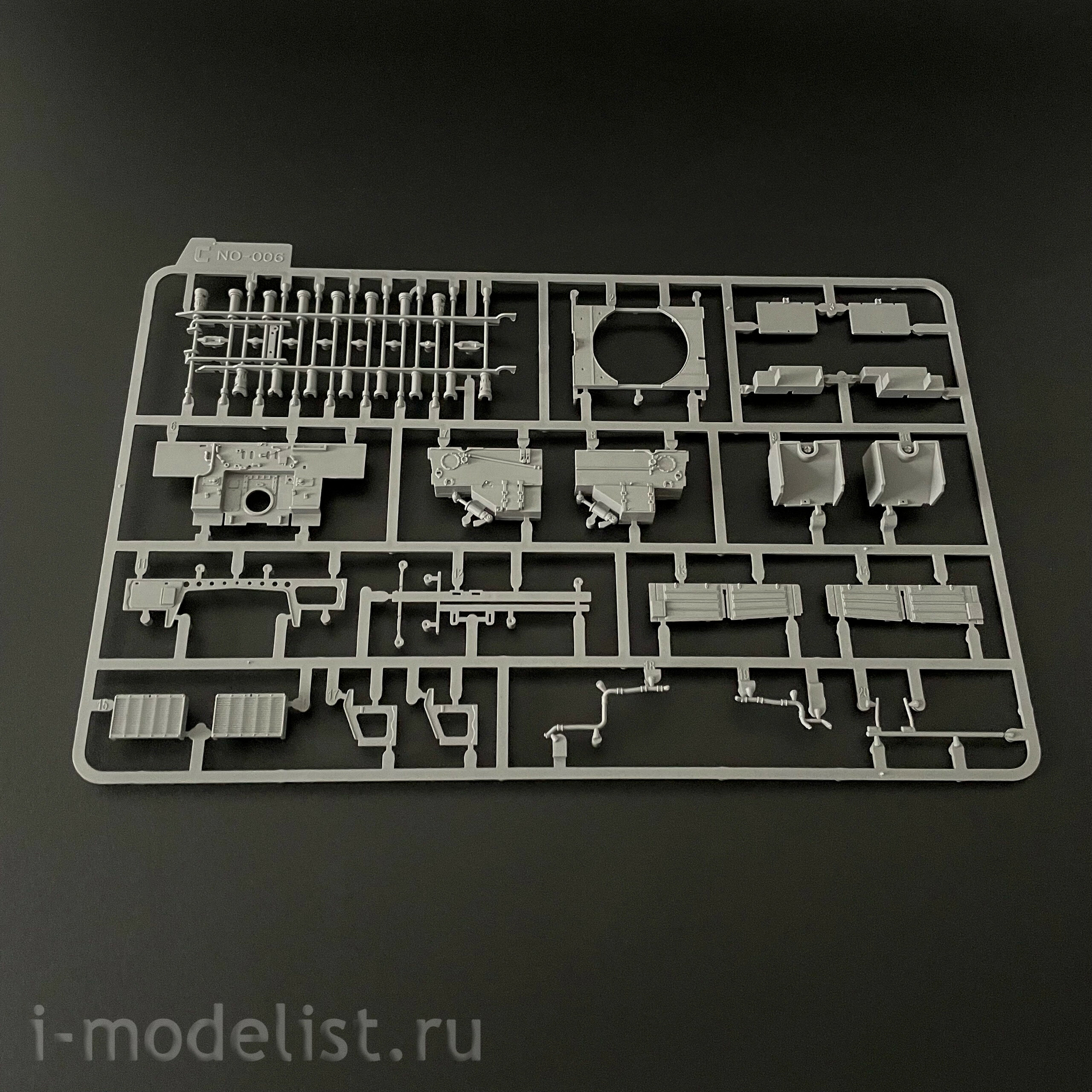 004 UZvezda 1/48 Early production Tiger I tank with full interior 