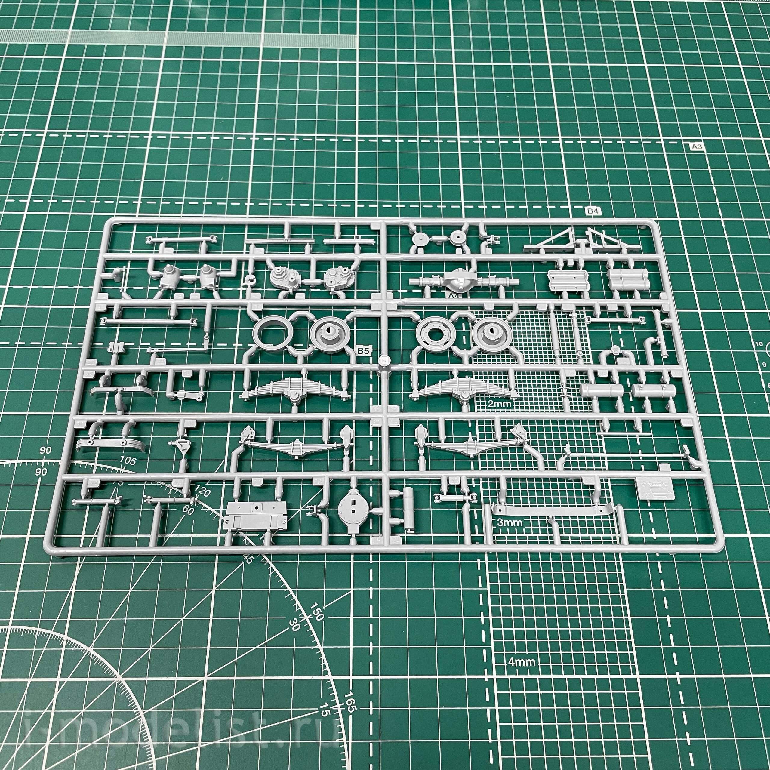 3655 Zvezda 1/35 Russian self-propelled multiple launch rocket system 