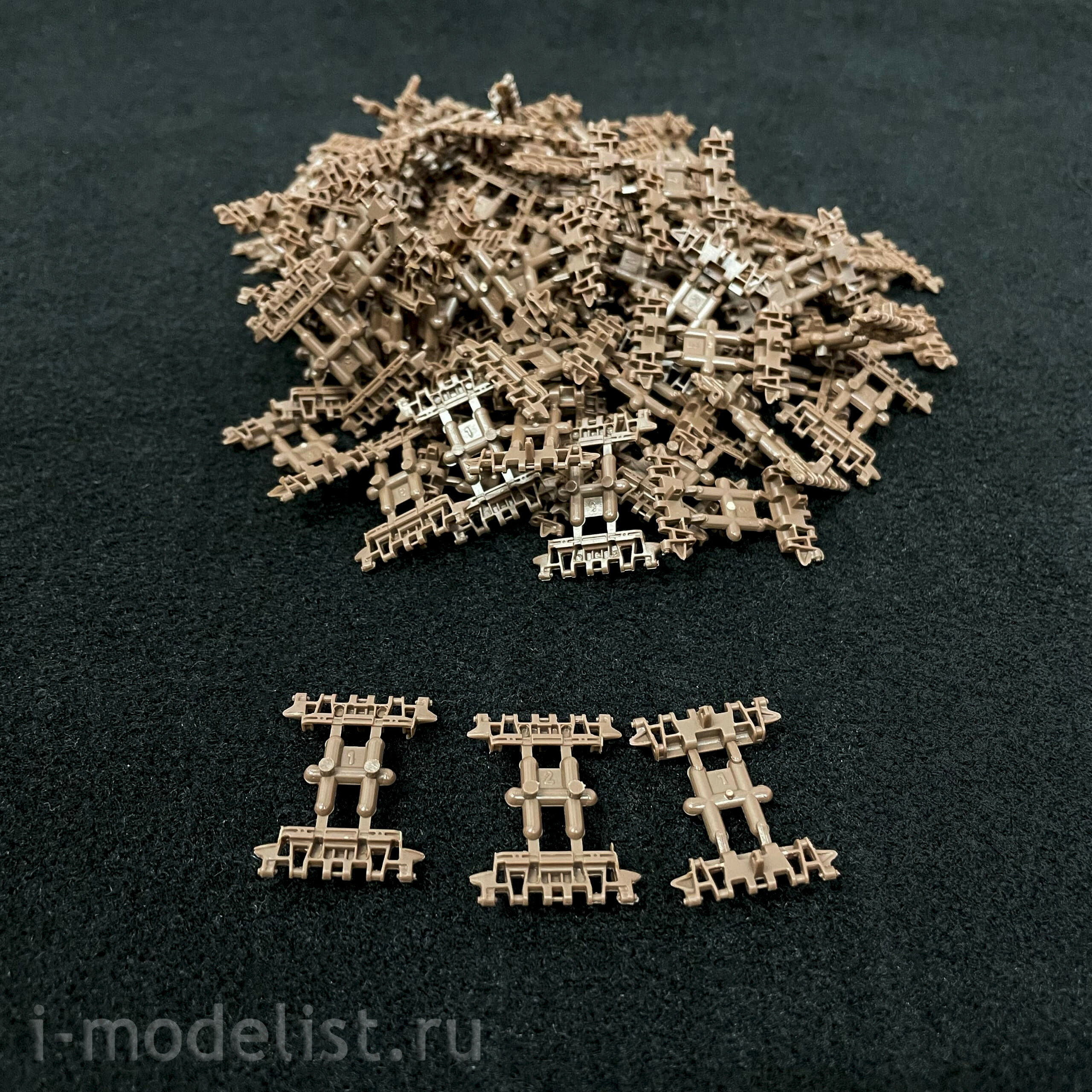 35A042 Amusing Hobby 1/35 British Heavy Tank FV221 Caernarvon