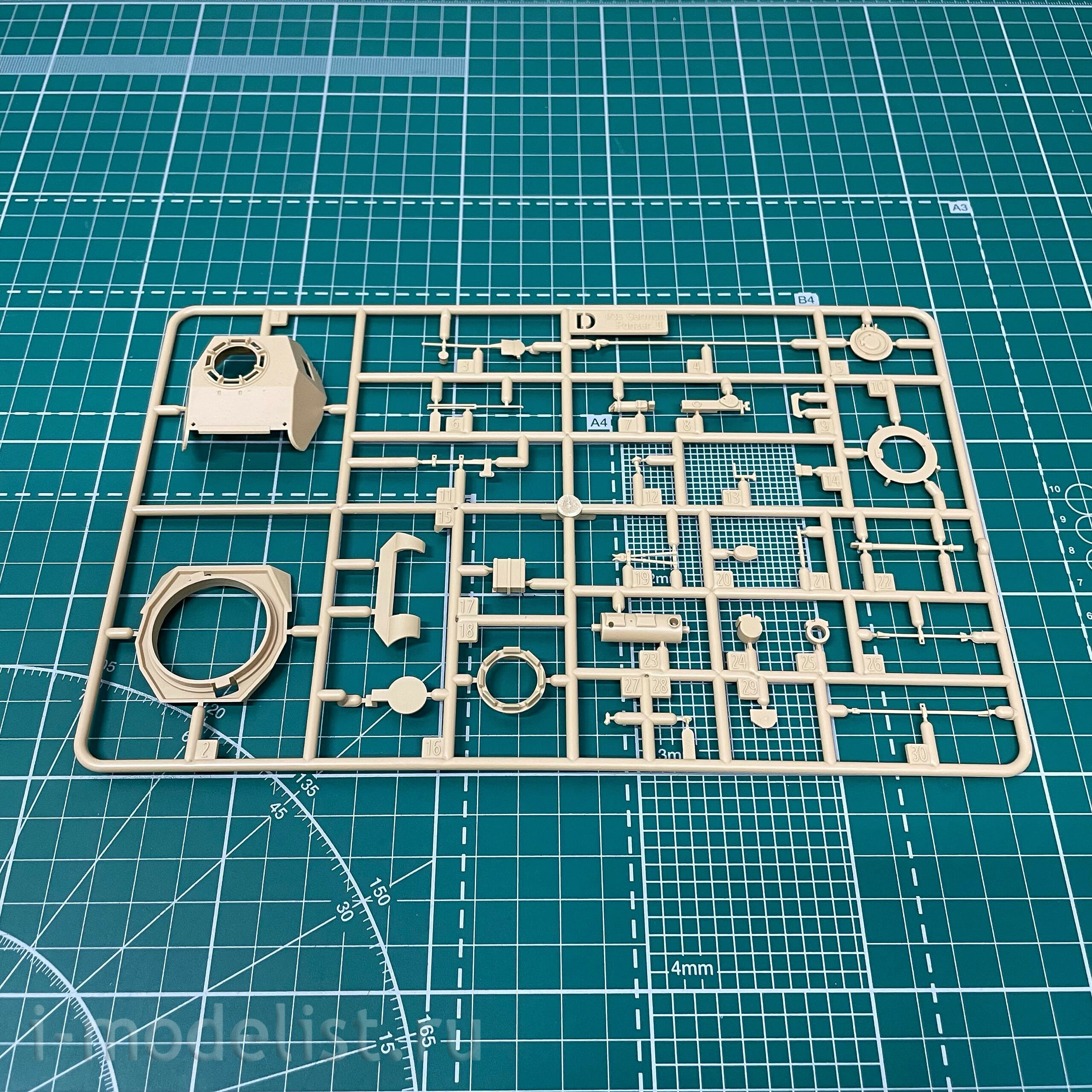 13535 Academy 1/35 Tank German Panzer II Ausf.F North Africa