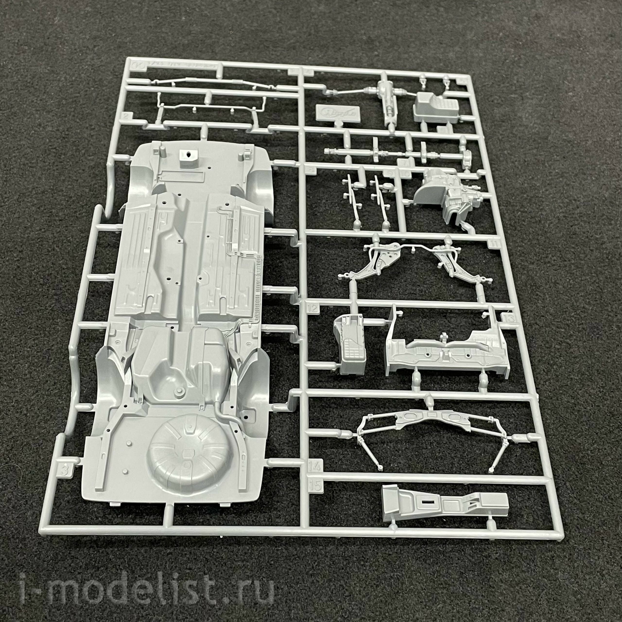 20562 Hasegawa 1/24 Nissan Bluebird 4Door Sedan SSS-Attesa Limited (U12) Early w/Trunk Spoiler