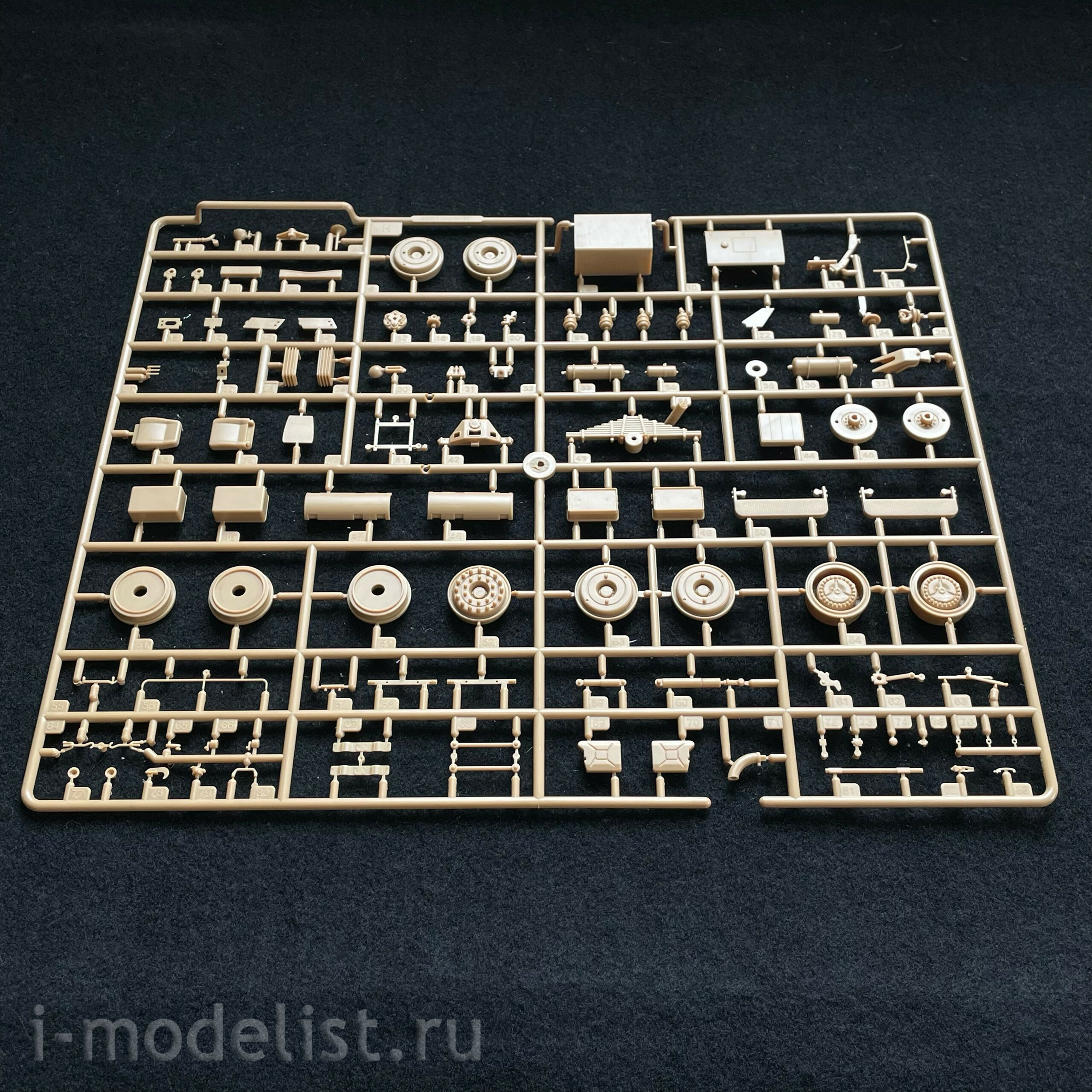 85527 HobbyBoss 1/35 Scammell Commander with 62-ton semi-trailer crane Fruehauf