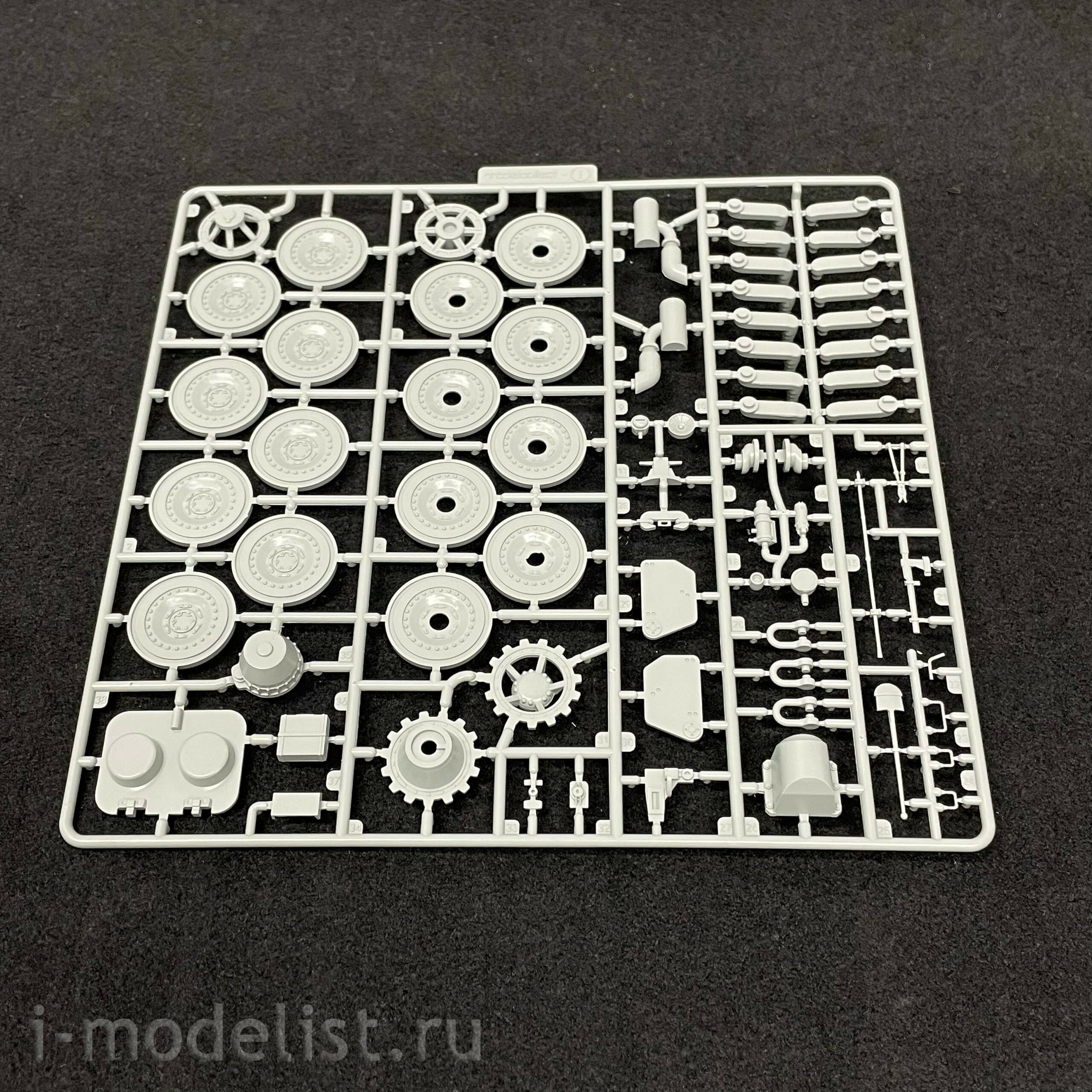 UA35028 Modelcollect 1/35 German super-heavy tank E-100, Ausf.G, 105 mm twin guns