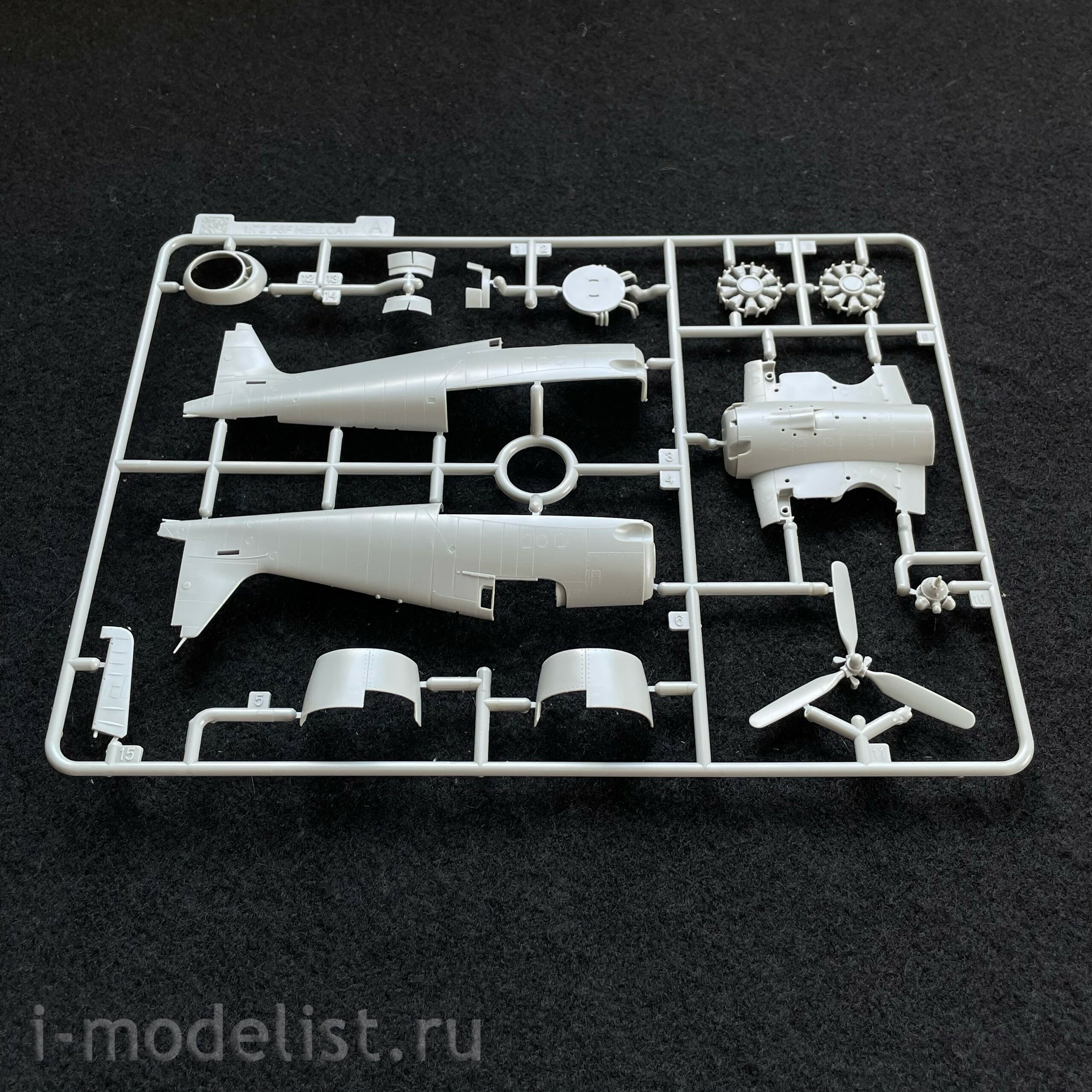 5117 Dragon 1/72 F6F-3 Hellcat Fighter with Flight Deck