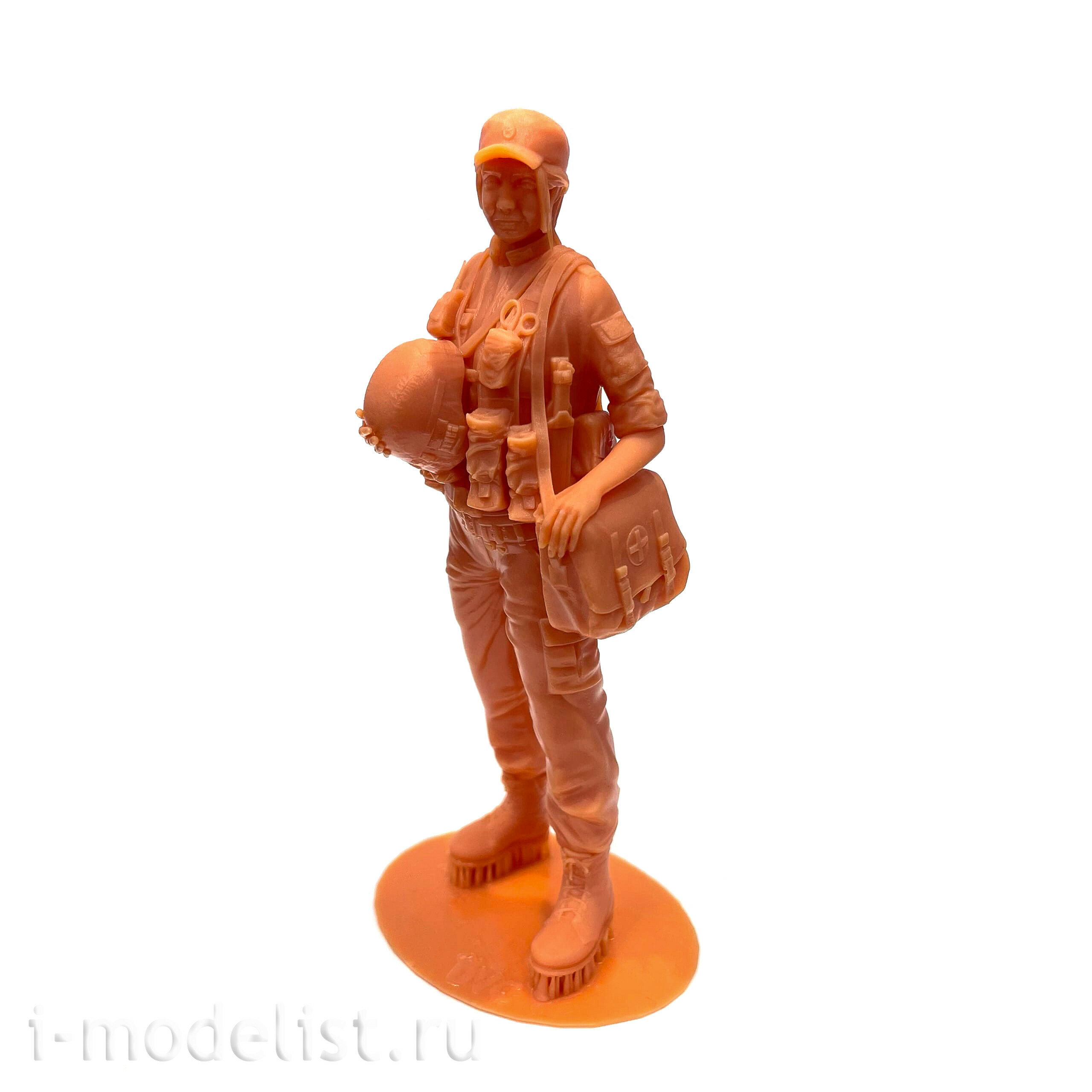 DVC35023 DVC 1/35 Medic of the Russian troops