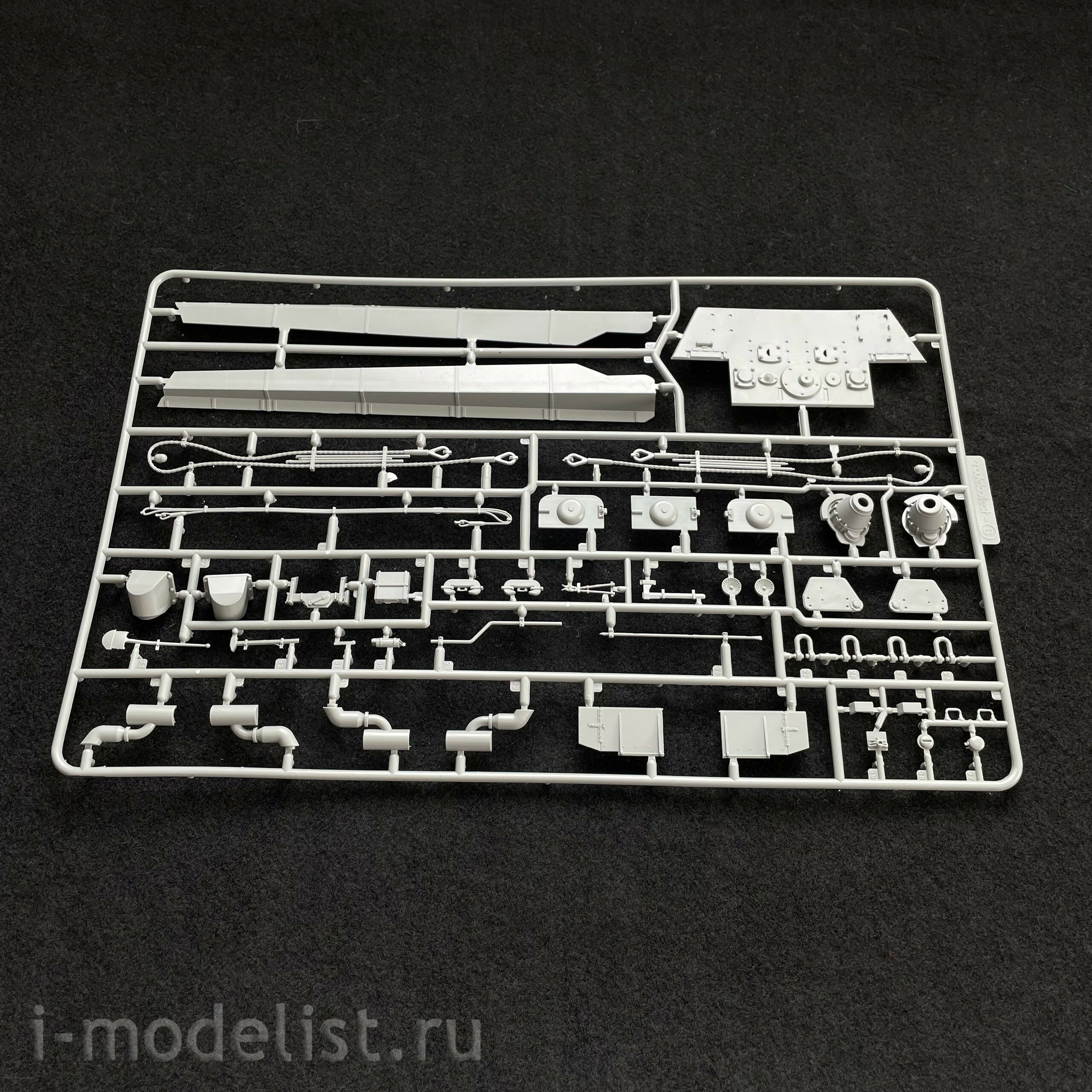 UA35015 Modelcollect 1/35 German Middle Tank E-50 mit 10.5cm L/52 “Panther III Ausf.F”