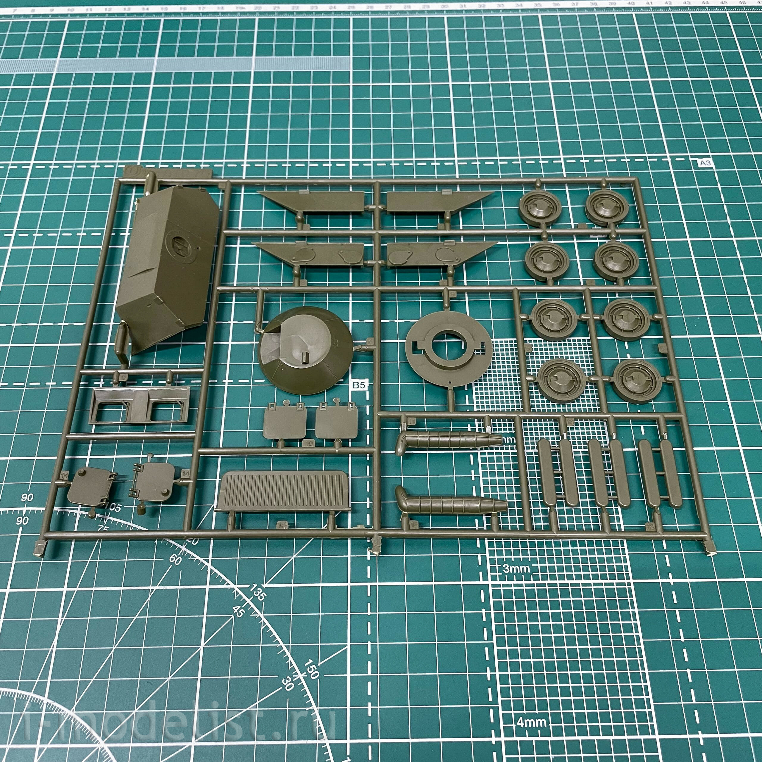 3556 Zvezda 1/35 Soviet armored personnel carrier BTR-70