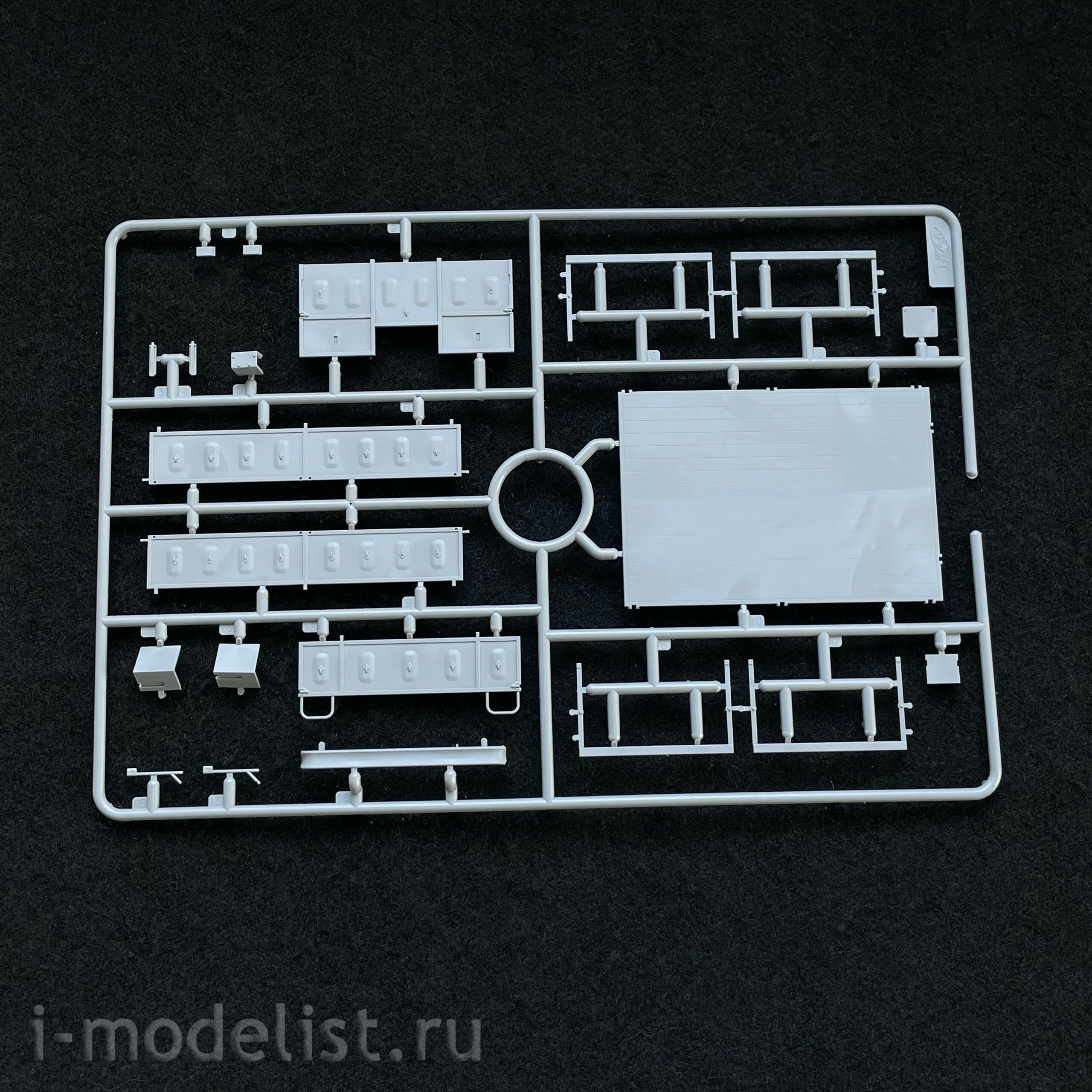 AK35505 AK Interactive 1/35 Unimog-S 404 SUV, Europe and Africa