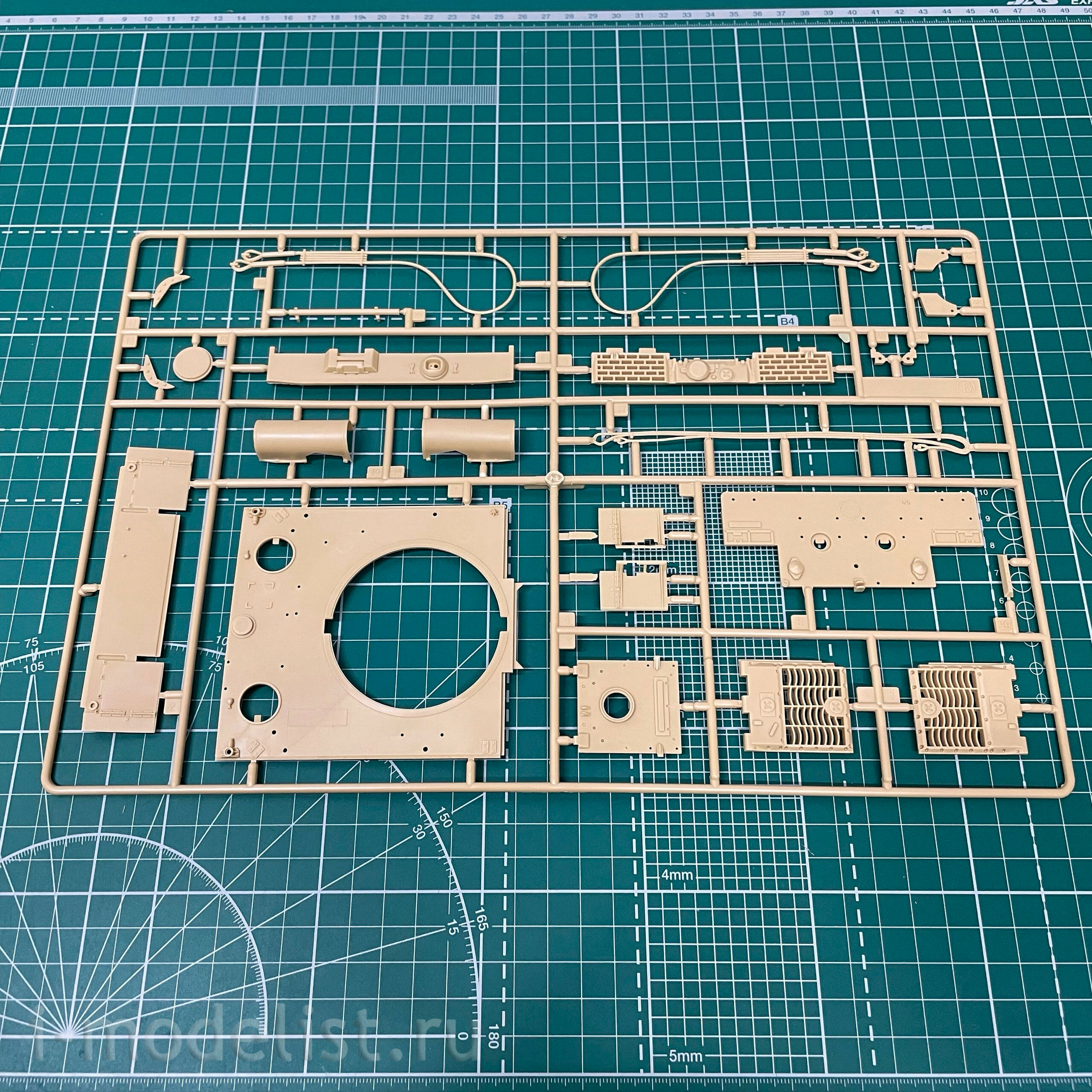 303563 Modeller of 1/35 PzKpfv VI Tiger Ausf. H, Kursk (repackaging of 