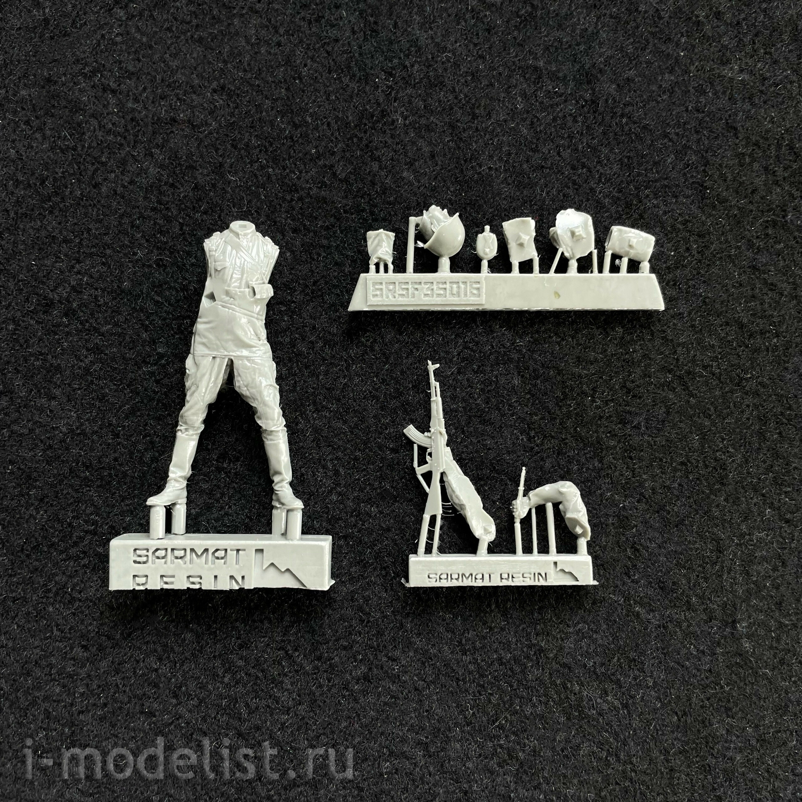 SRsf35016 Sarmat Resin 1/35 Submachine Gunner SA Operation Danube 1968