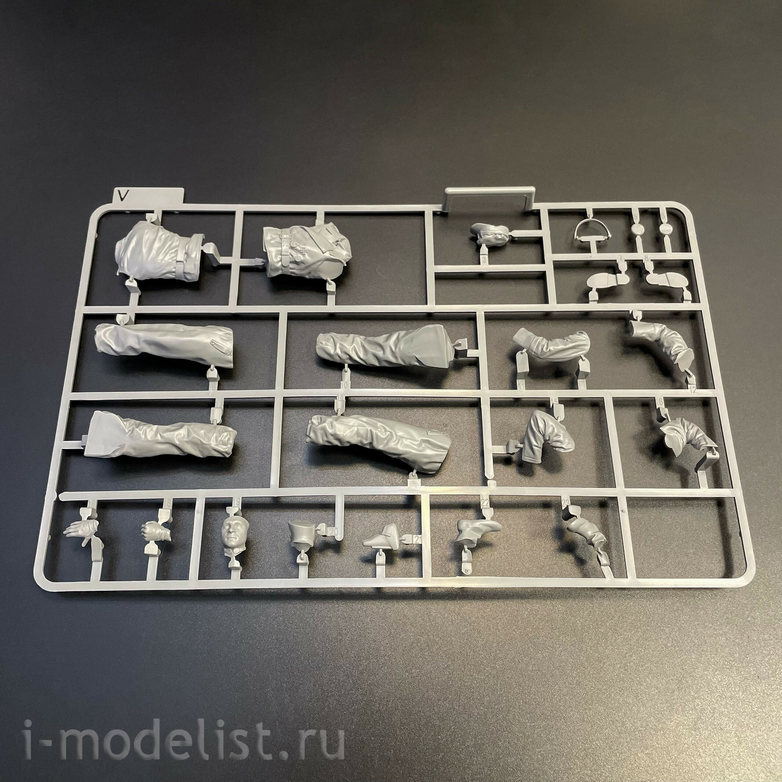 2195W Takom 1/35 Набор TIGER I² BOX - Sd.Kfz.181 Pz.Kpfw.VI Ausf.E Tiger I Command + Tiger I + фигура Михаэля Виттманна в 1/16