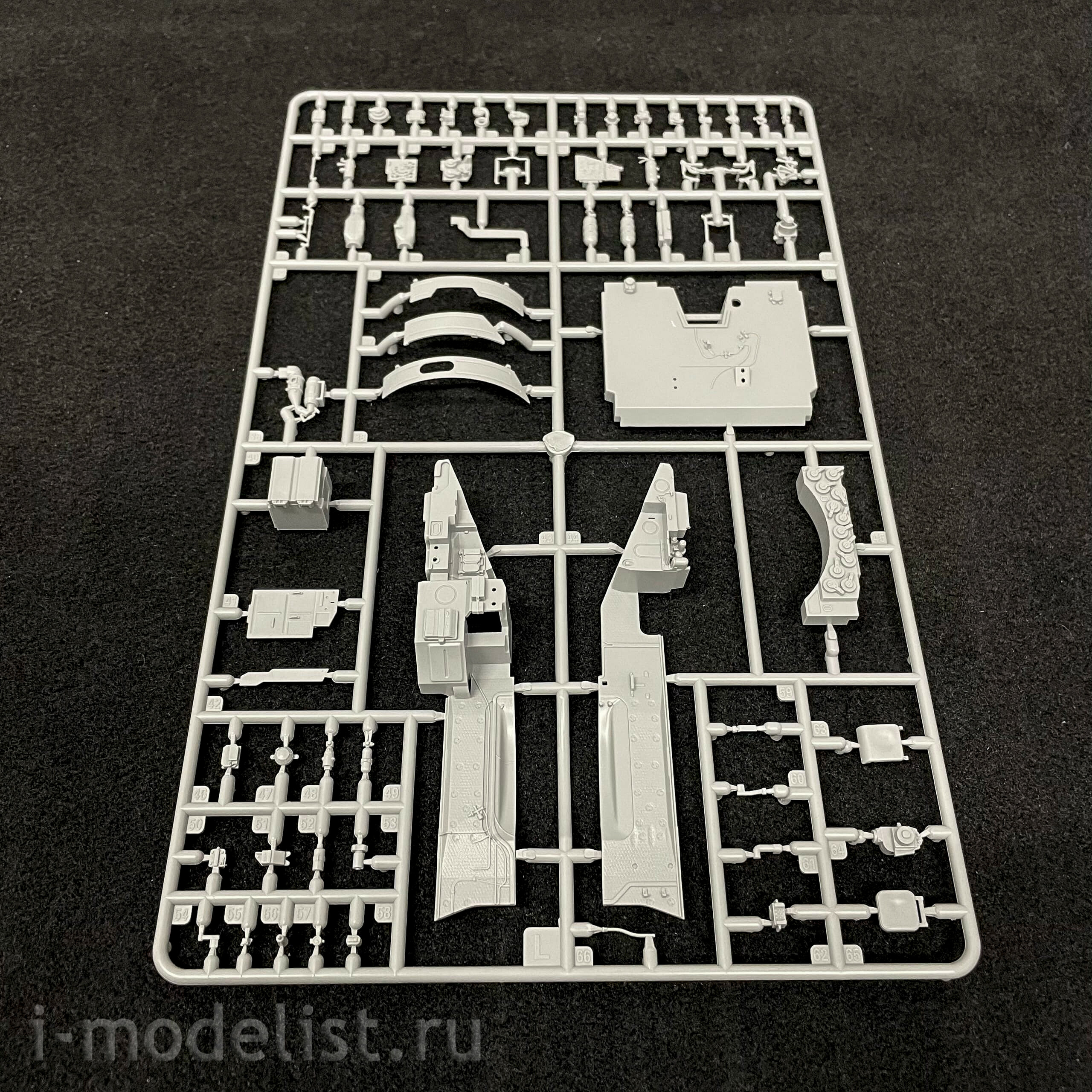 35A041 Amusing Hobby 1/35 Soviet T-72AV tank with full interior (under license from UVZ)