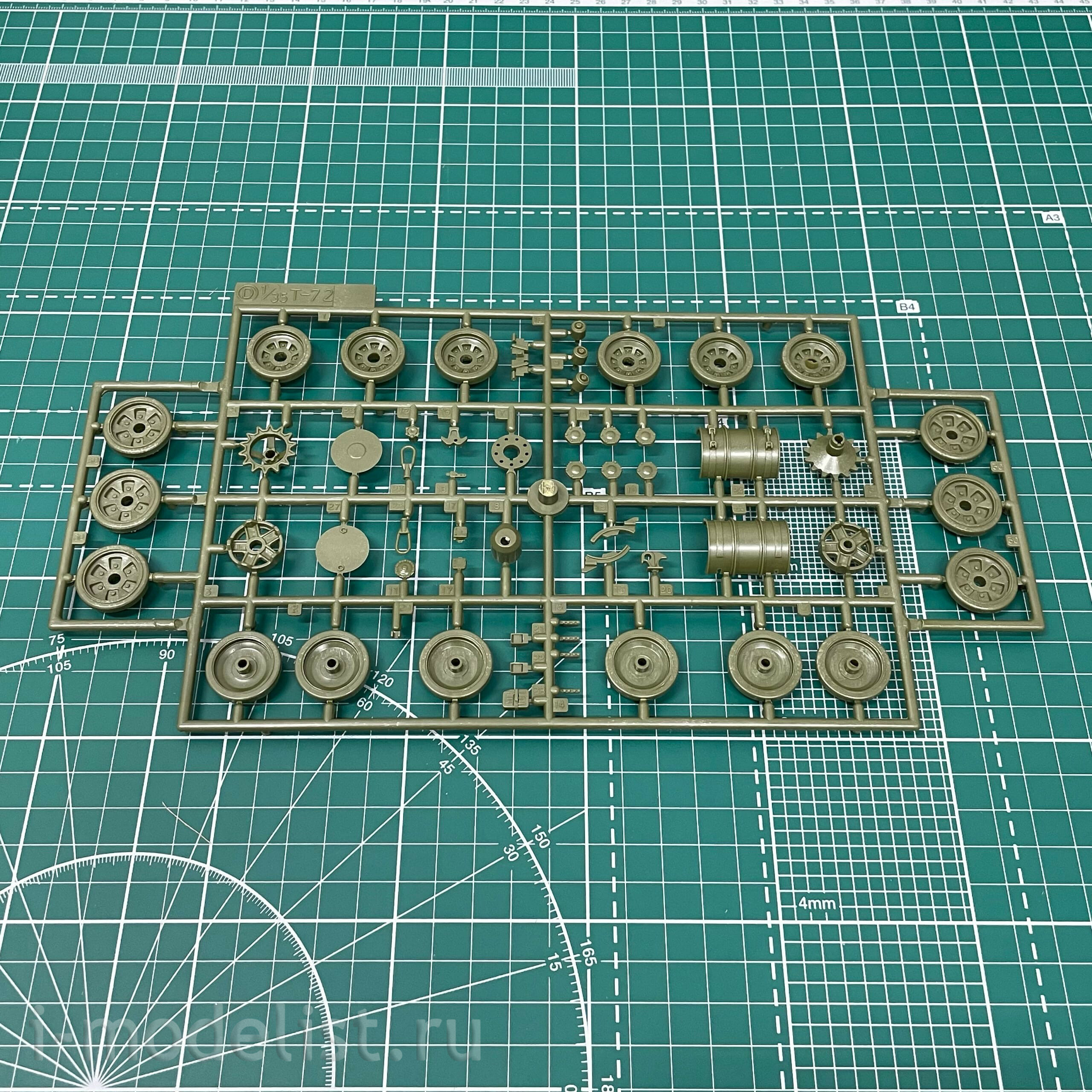 3551 Zvezda 1/35 T-72B tank with active armor
