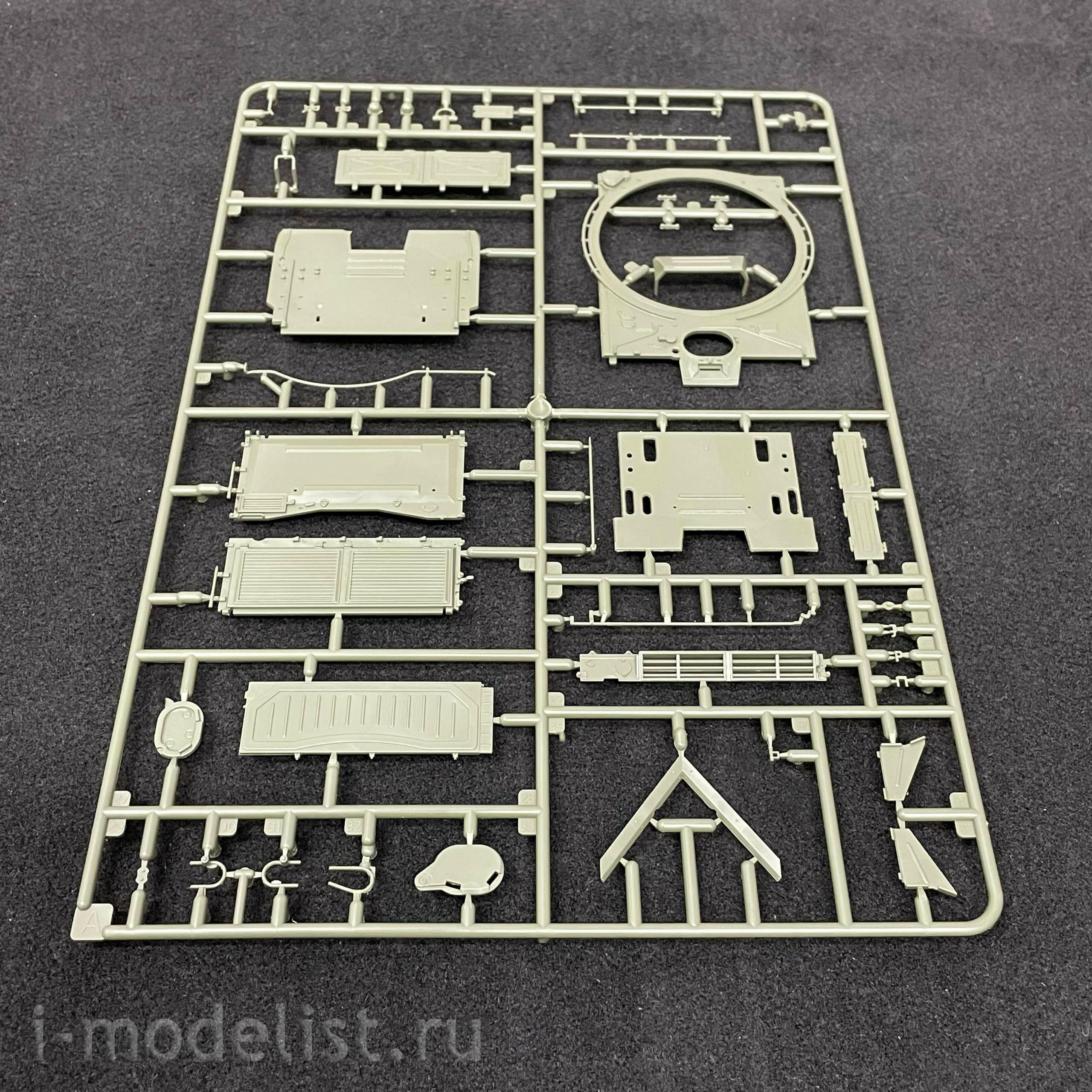 35A052 Amusing Hobby 1/35 Soviet T-72 Ural tank with full interior (under license from UVZ)