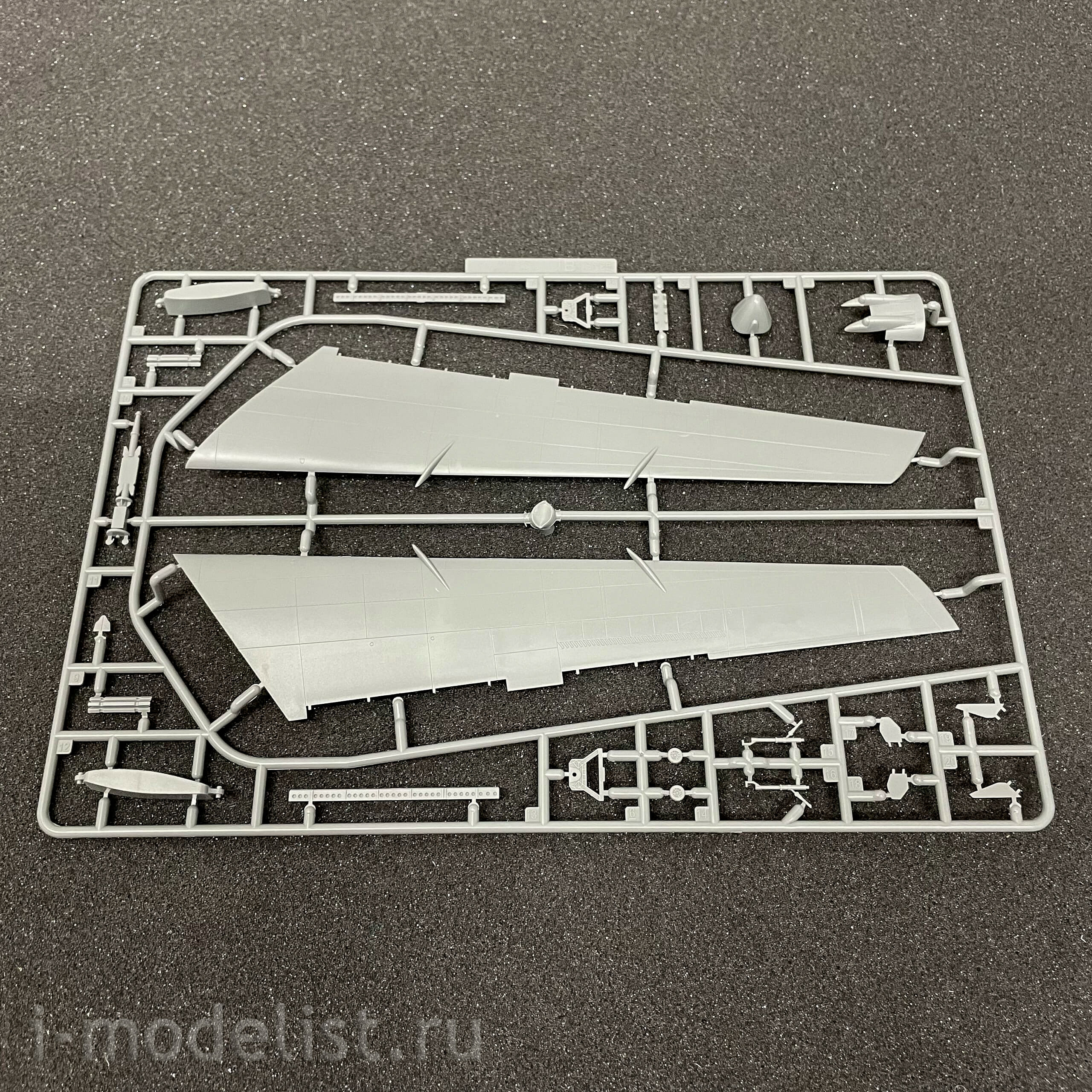 L1008 Great Wall Hobby 1/144 Strategic Bomber B-52H Stratofortress