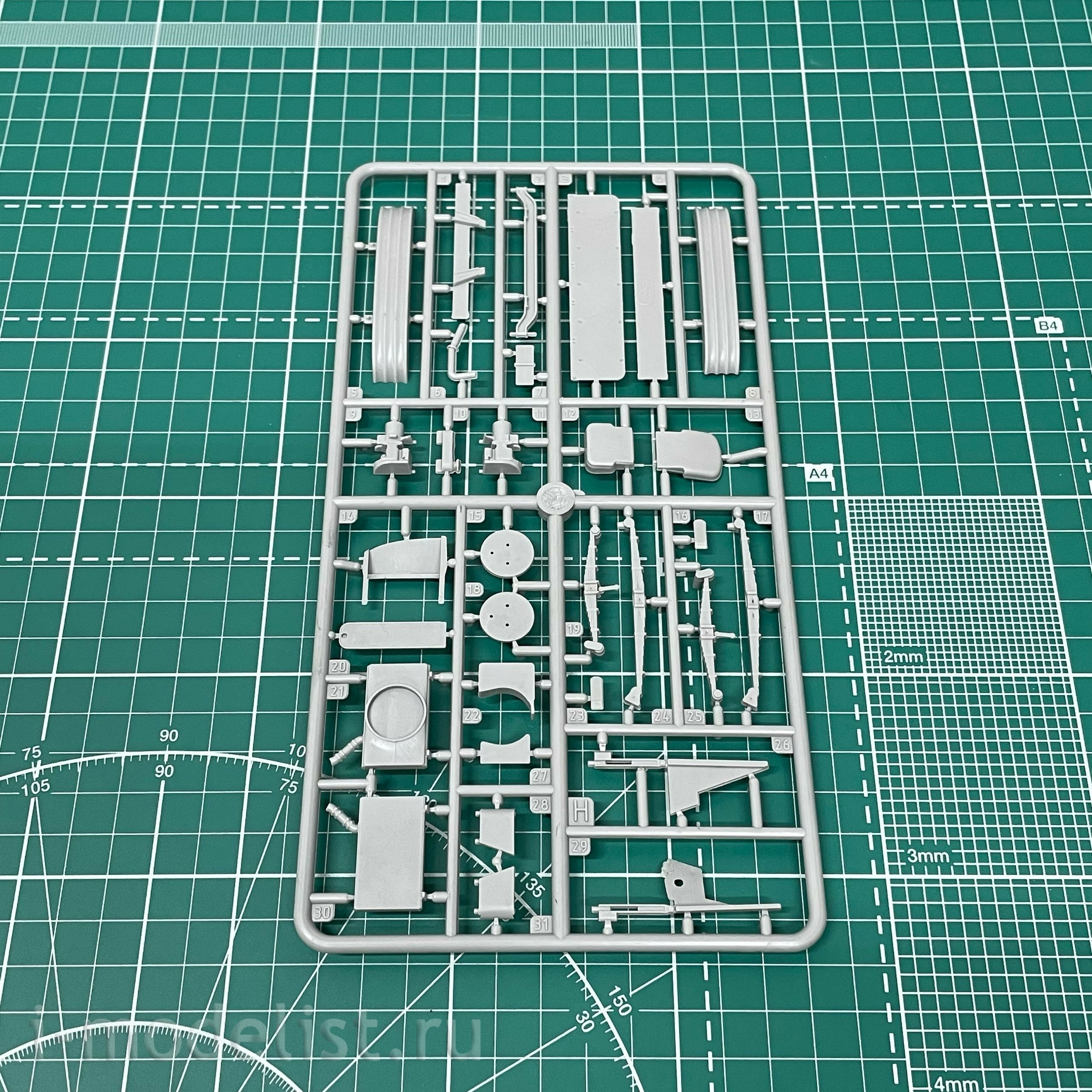 816 Roden 1/35 GMC PD3751 SilverSide Greyhound Lines Bus