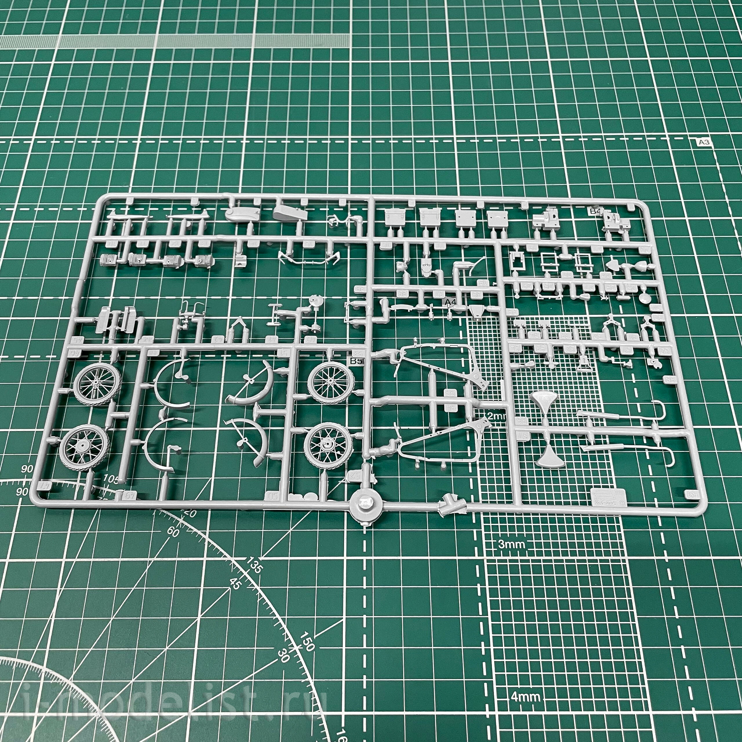 3607 Zvezda 1/35 BMW Motorcycle R-12 with sidecar and crew