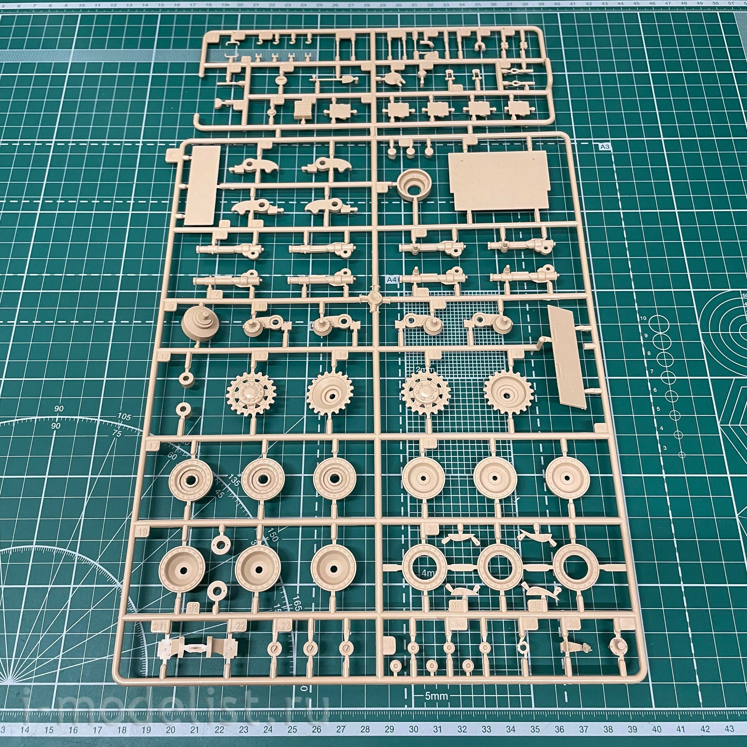 35A023 Amusing Hobby 1/35 Pz.Kpfw.VI Tiger(P)