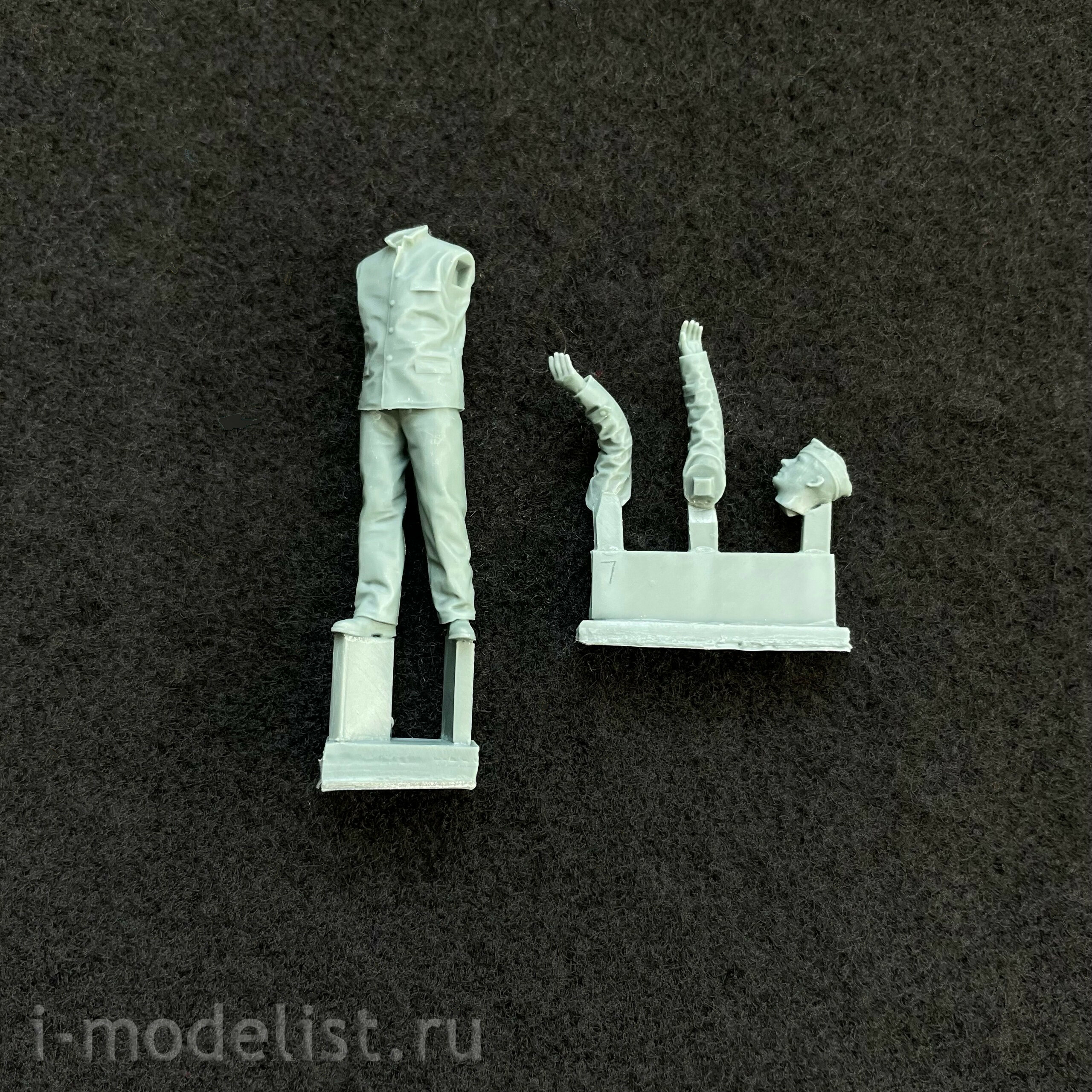 BR-003 Border Model 1/35 German submariners and commander load a torpedo (5 pcs.)