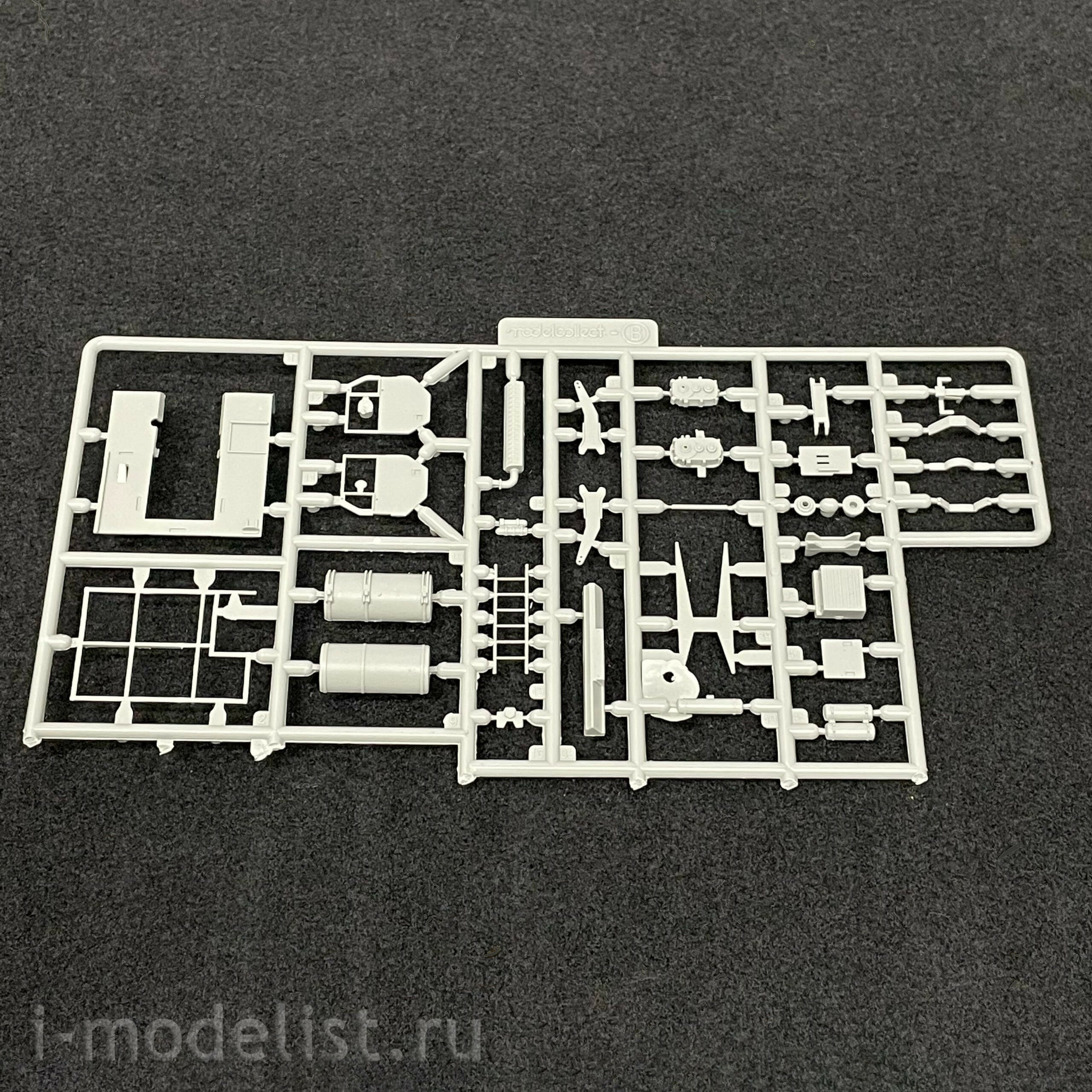 UA72362 Modelcollect 1/72 High Mobility Tractor M983A2+BGM-109