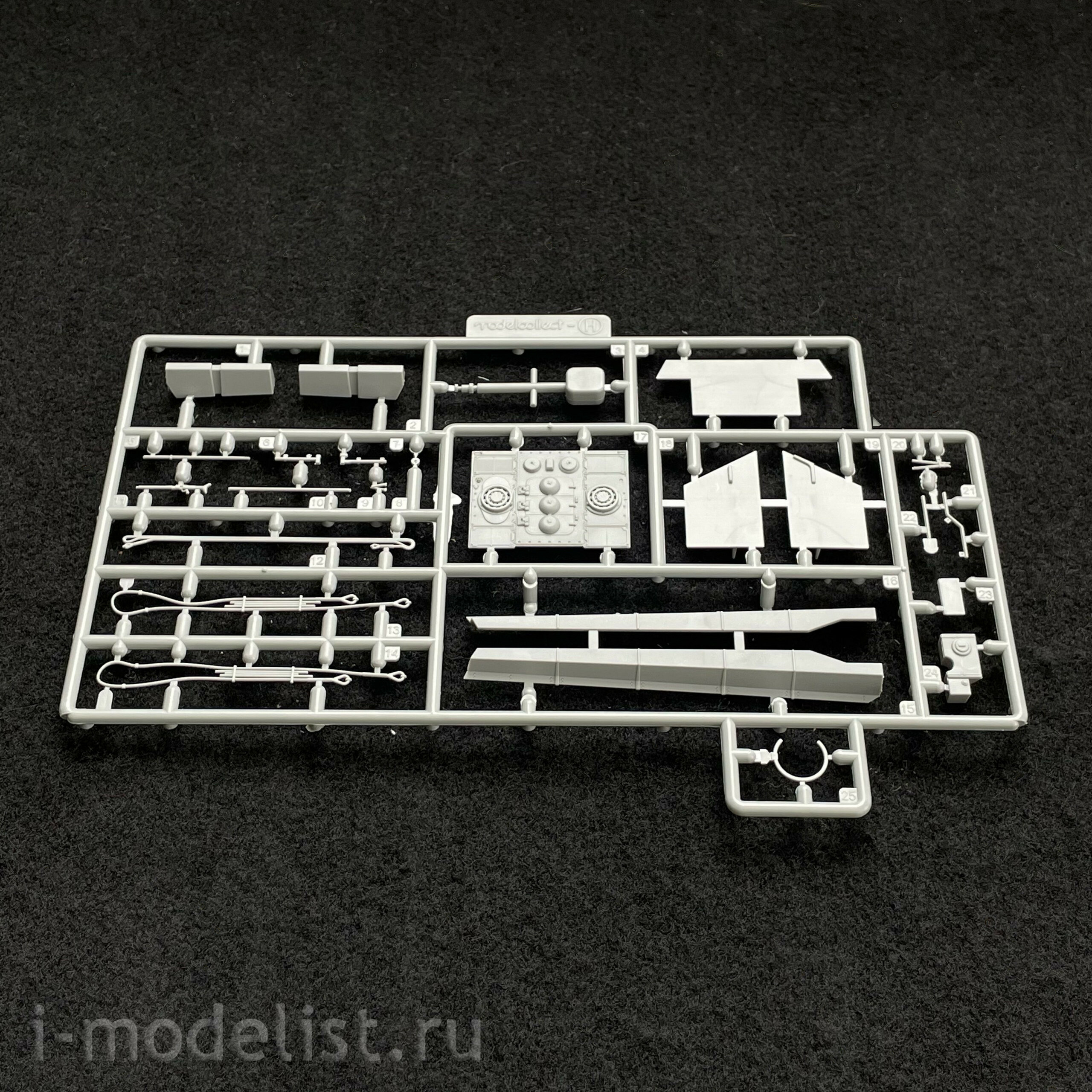 UA72031 Modelcollect 1/72 Germany Rheintochter 1 movable Missile launcher with E50 body