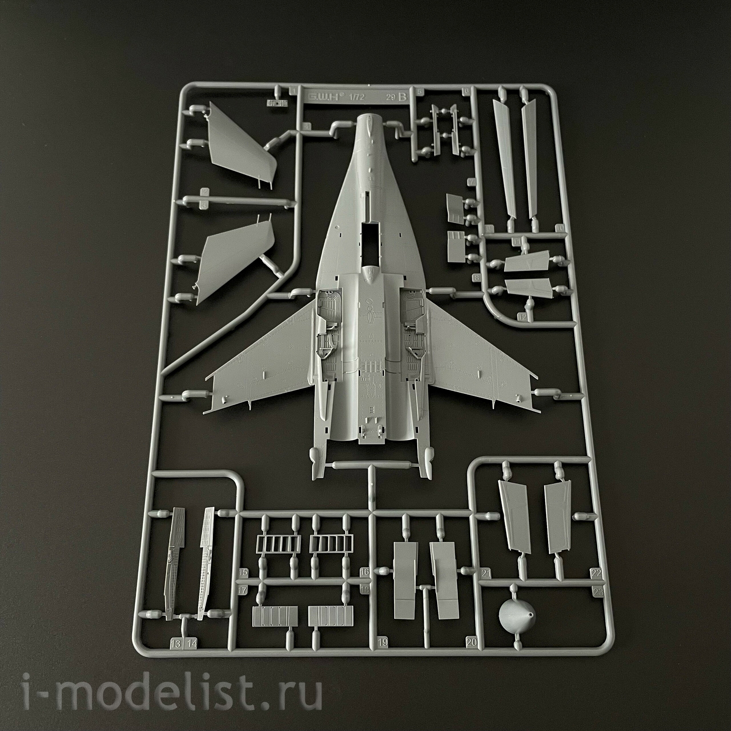 L7214 Great Wall Hobby 1/72 Light front-line fighter M-9-19 in the 