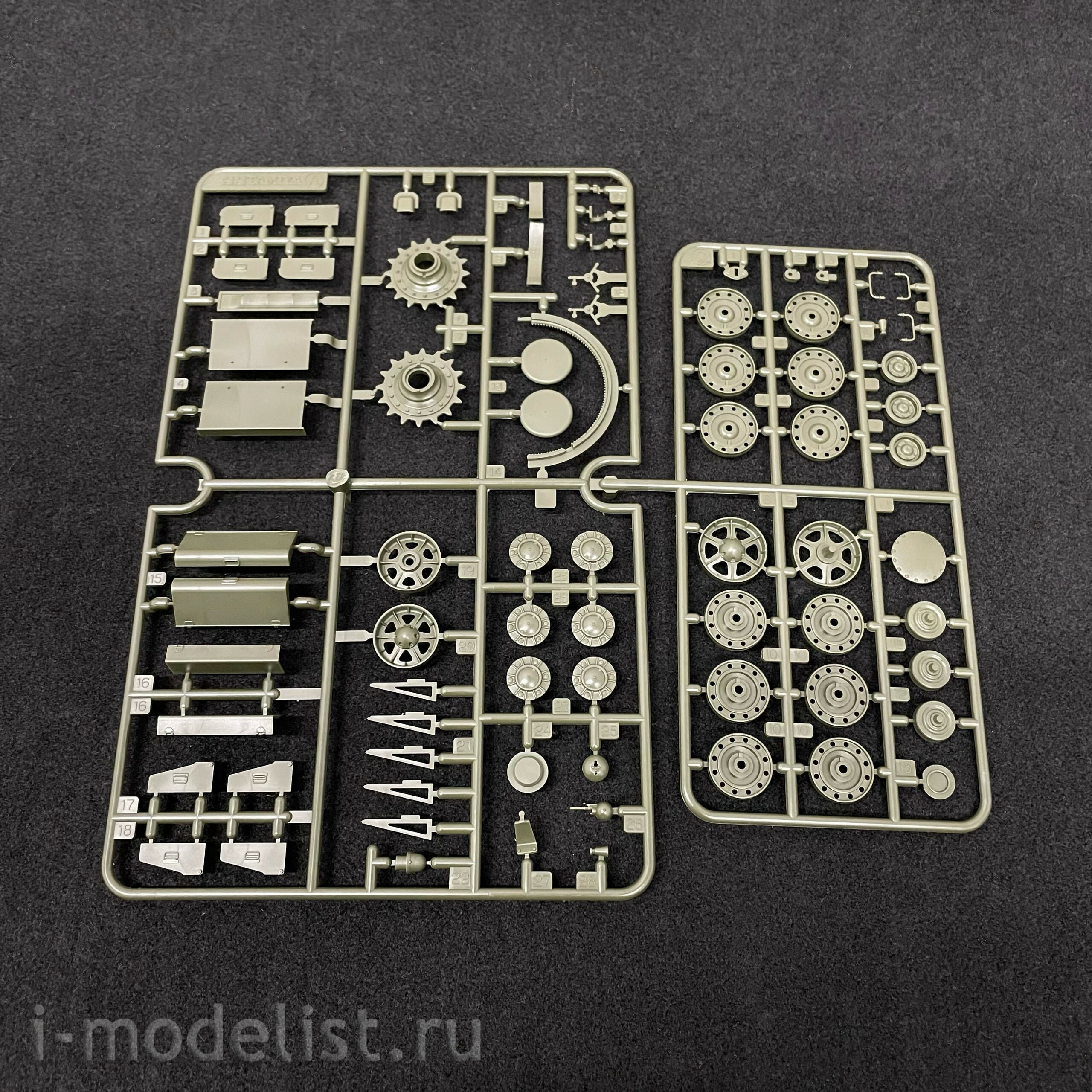 35375 Tamiya 1/35 Soviet heavy tank KV-2, with two figures