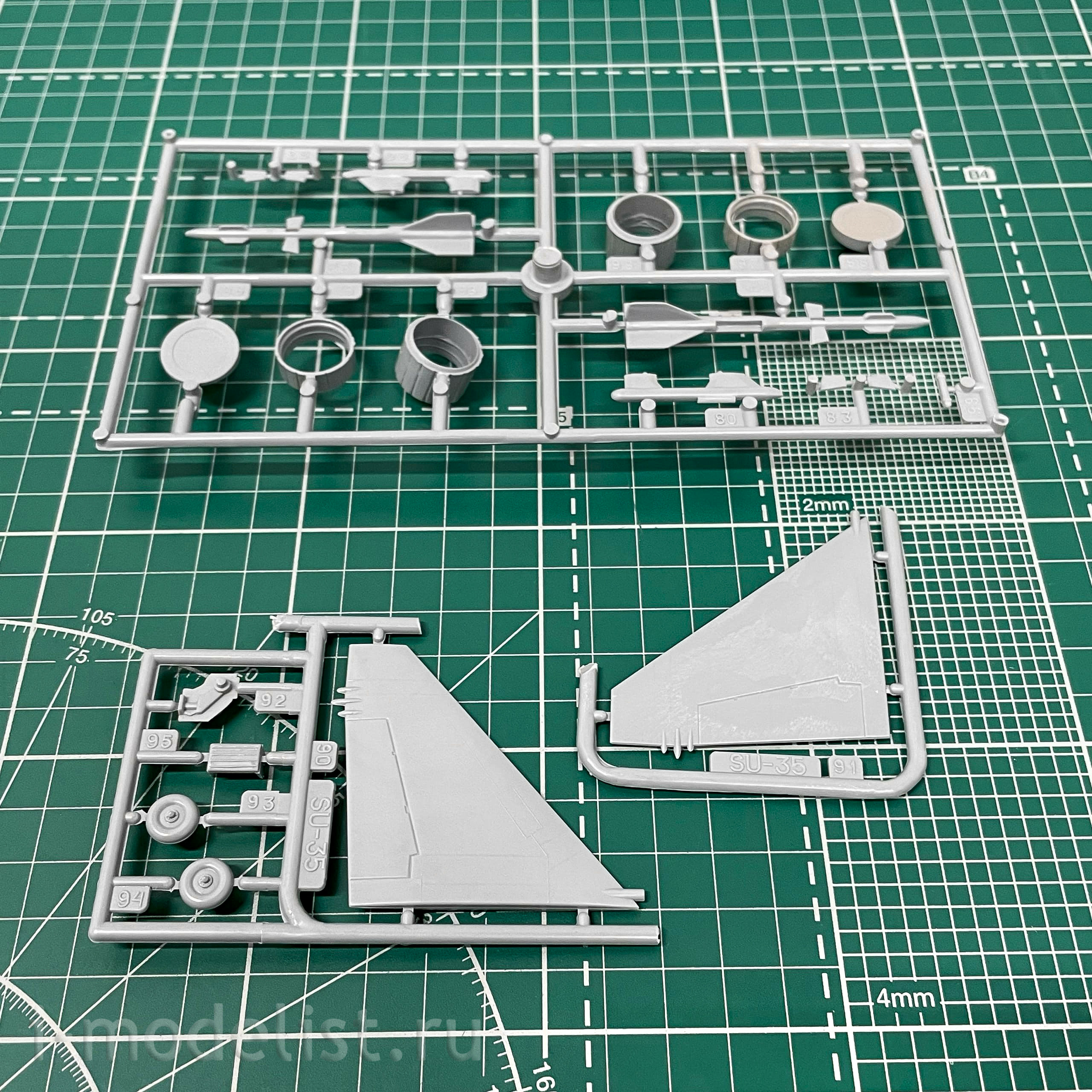 7241 Zvezda 1/72 Russian super-maneuverable Su-37 fighter