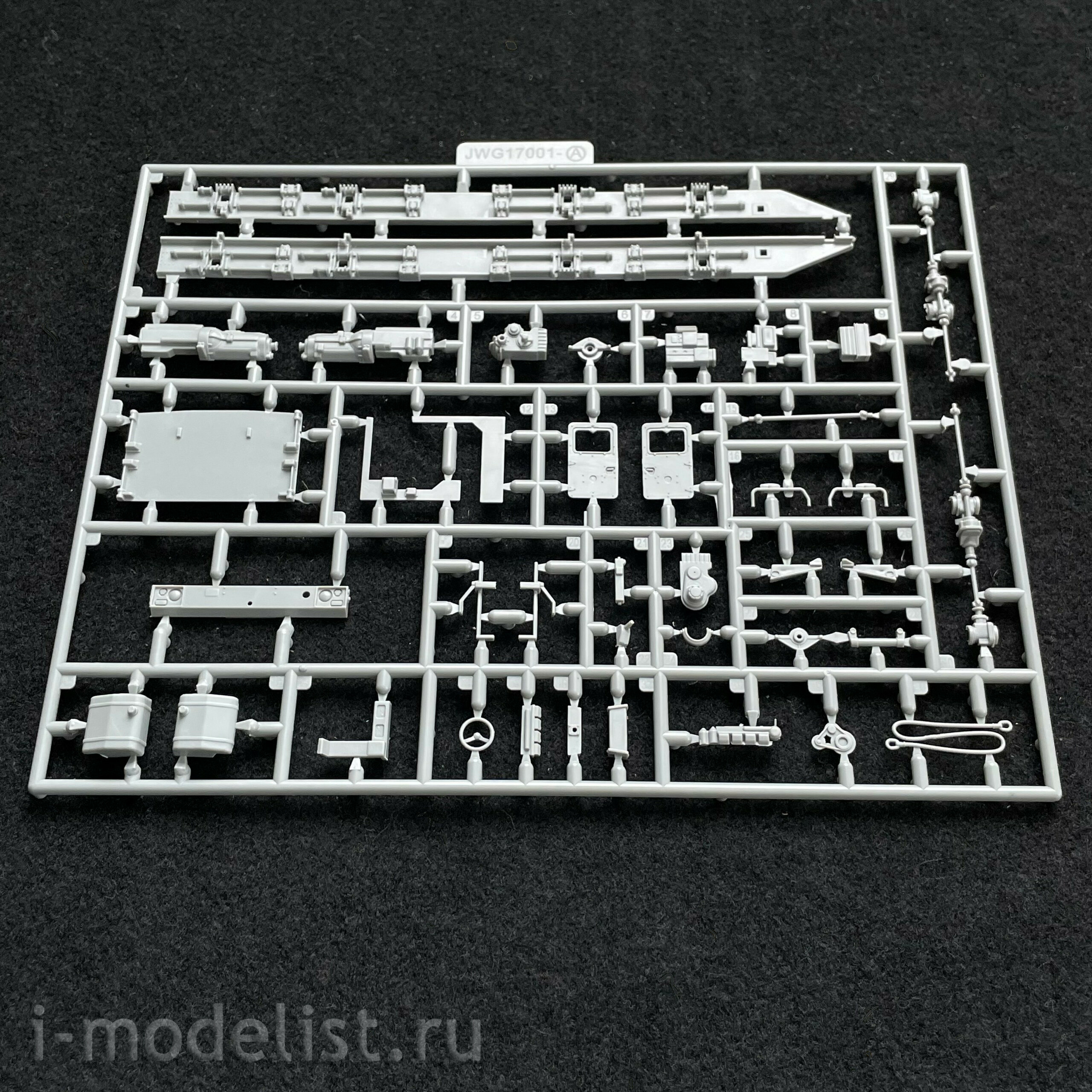UA72165 Modelcollect 1/72 Russian mzkt 7930 8*8 heavy truck