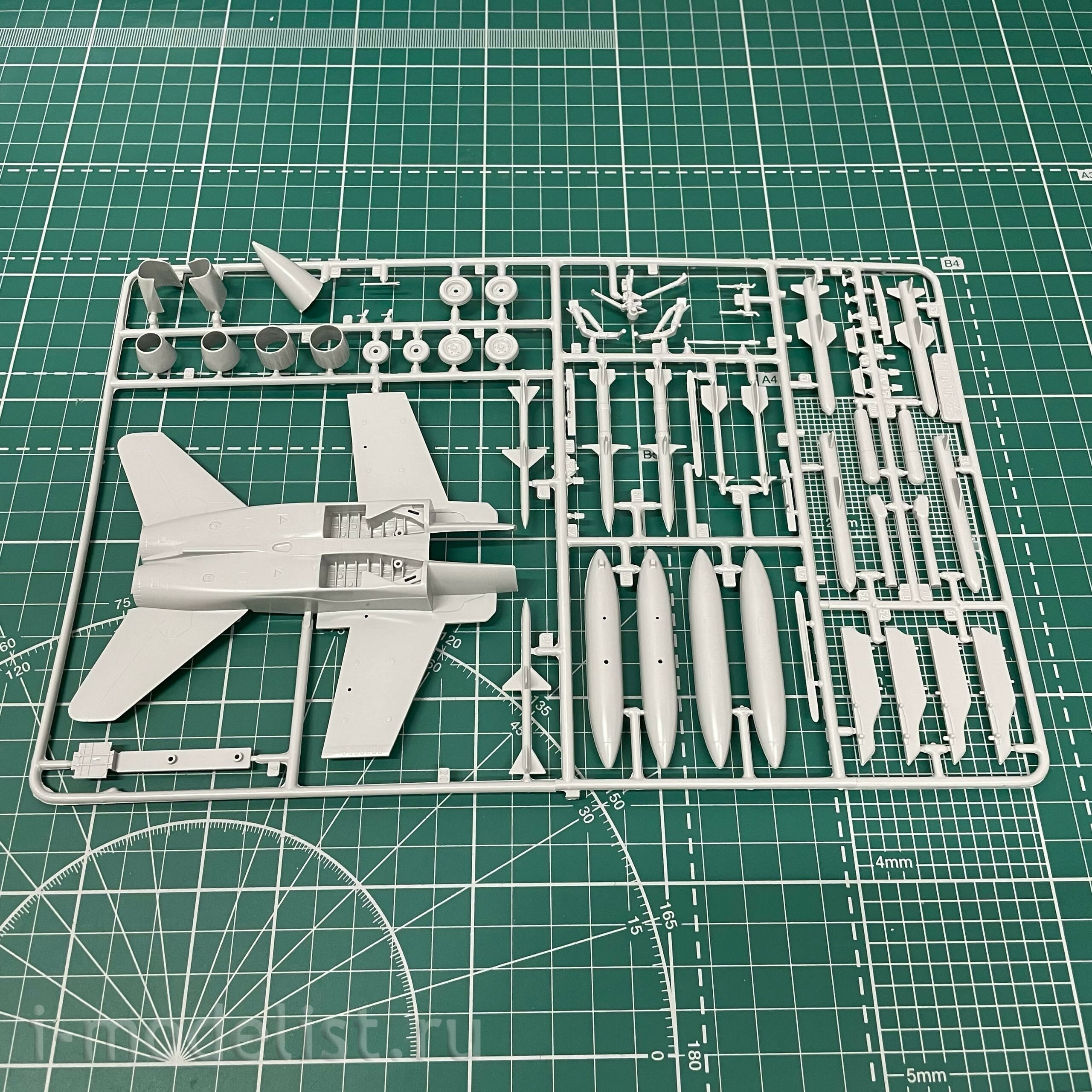 04894 Revell 1/72 McDonnell-Douglas fighter F/A-18C Hornet