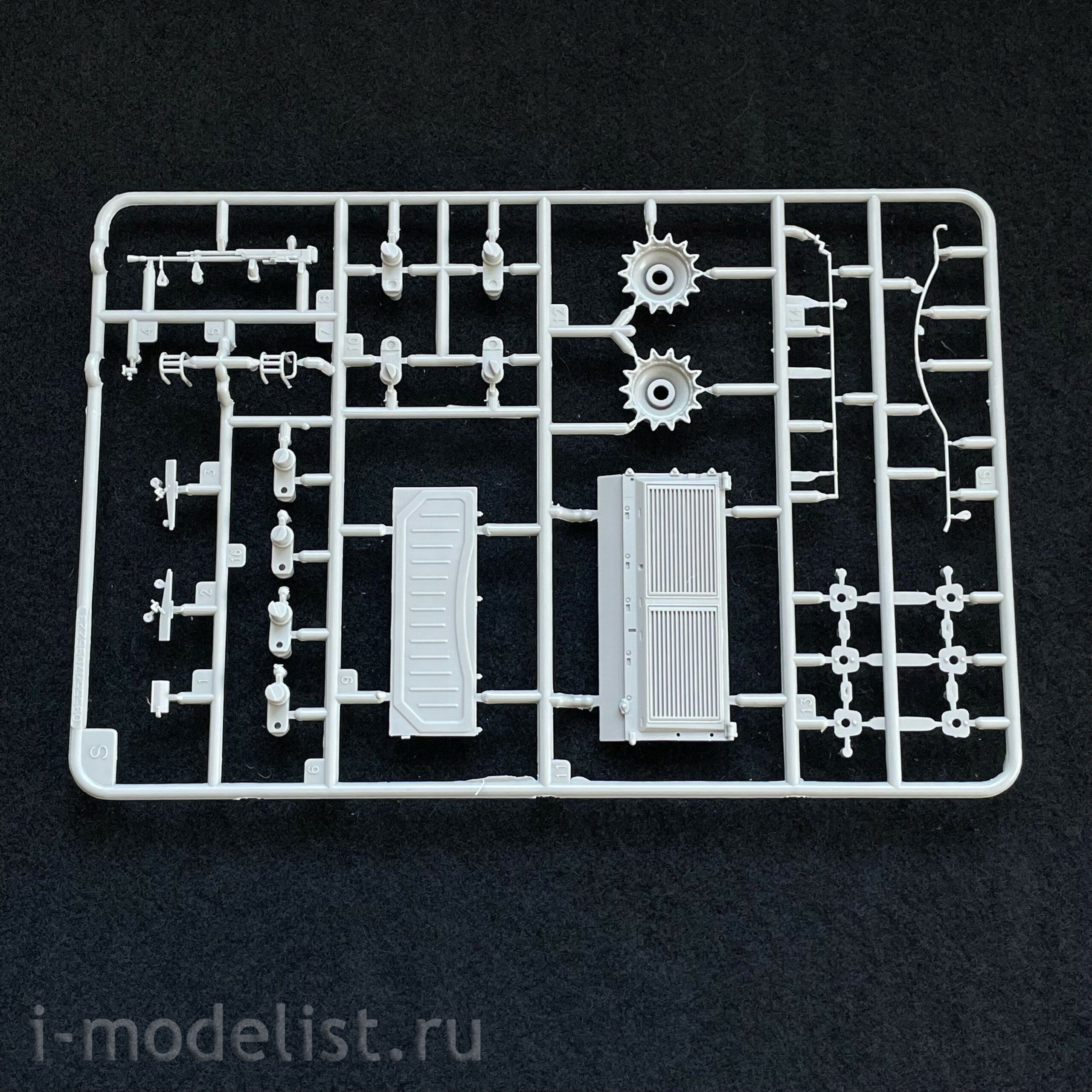 09603 Trumpeter 1/35 Russian T-72M tank (licensed by UVZ)