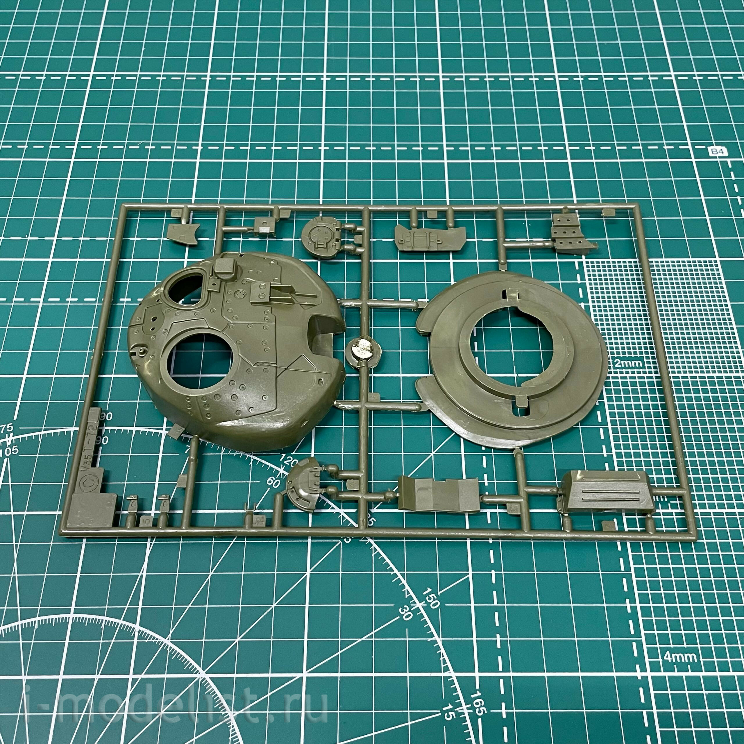 3551 Zvezda 1/35 T-72B tank with active armor