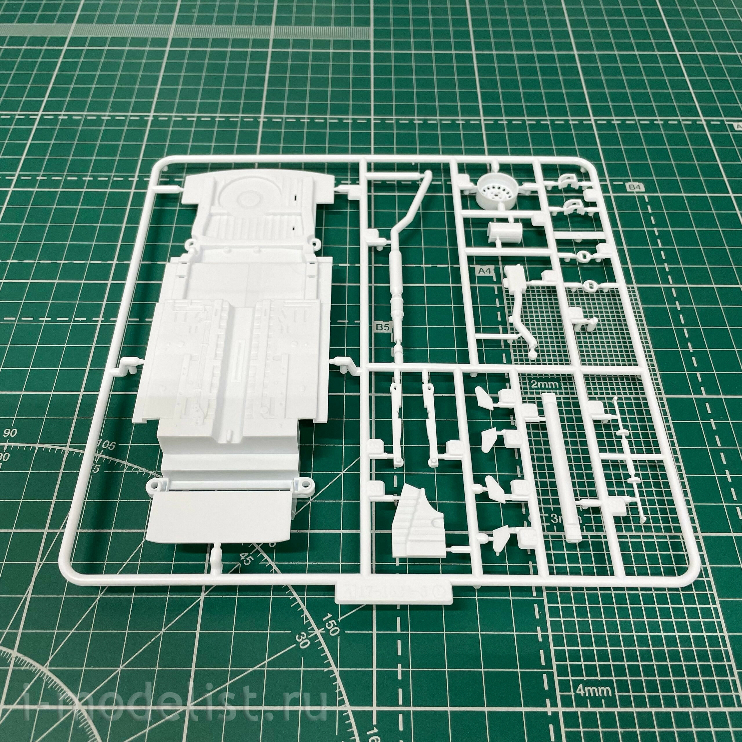 05786 Aoshima 1/24 Mazda Familia Van ' 18