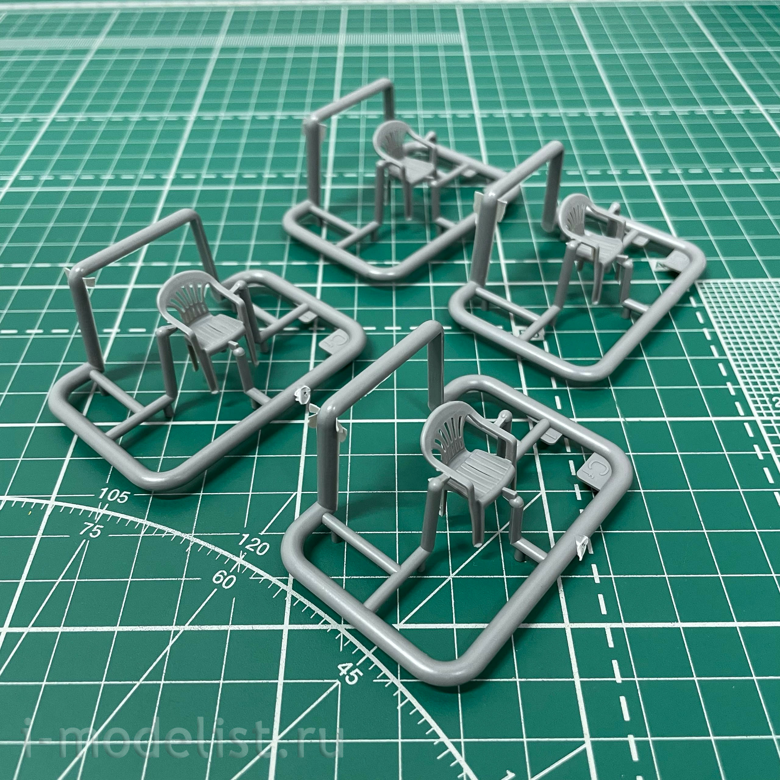 35647 MiniArt 1/35 Outdoor furniture with electronics and umbrella