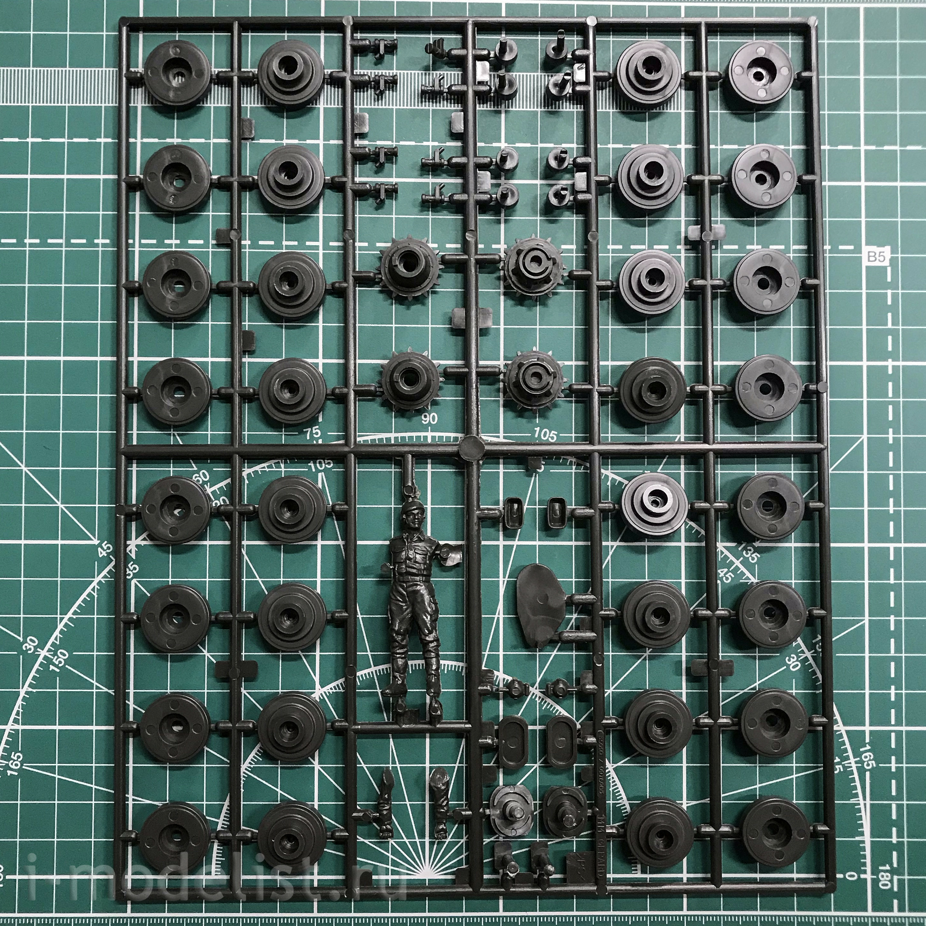35112 Tamiya 1/35 West German leopard A4 tank with 1 commander figure