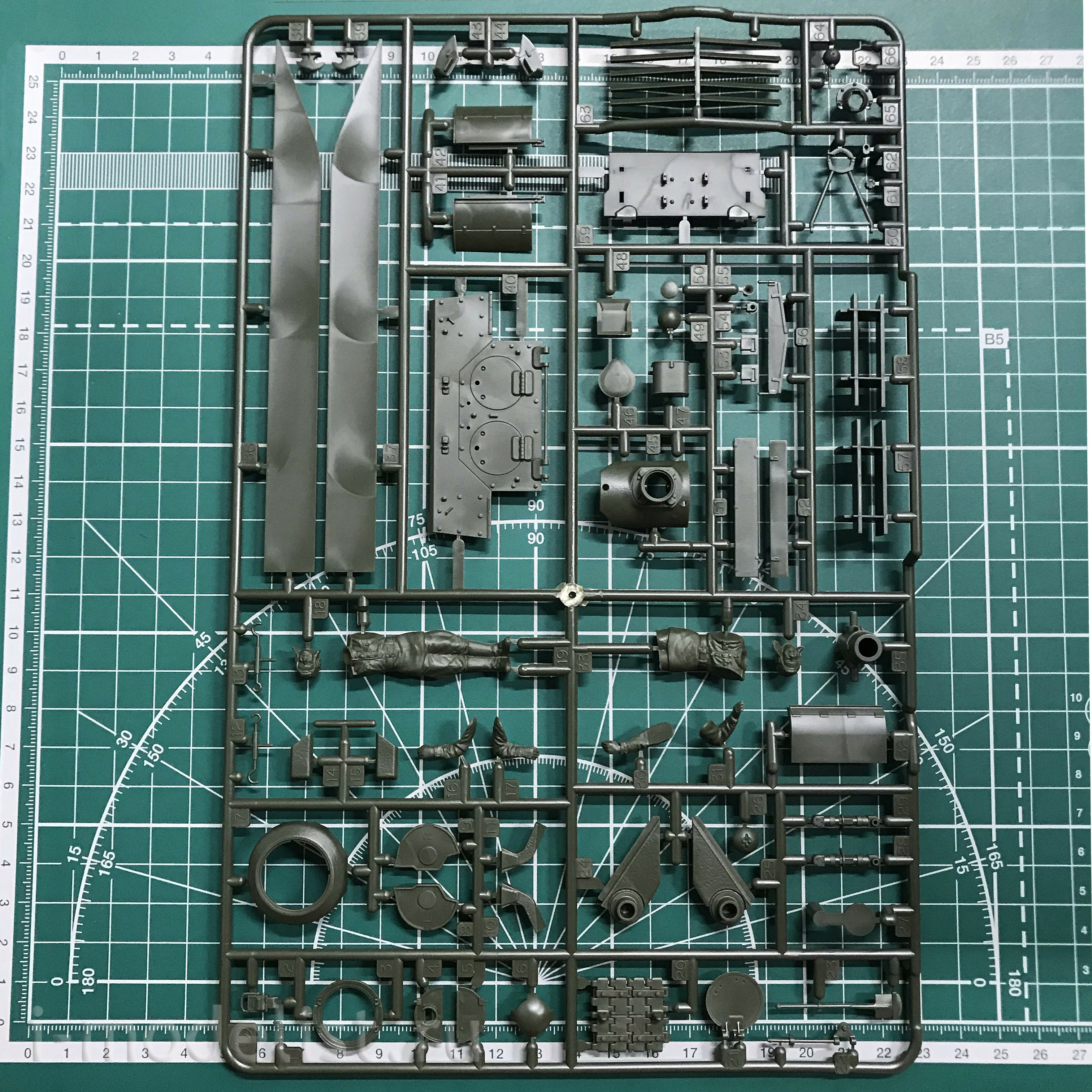 35289 Tamiya 1/35 Soviet heavy tank is-2 (1944), 2 figures, stacked and rubber tracks