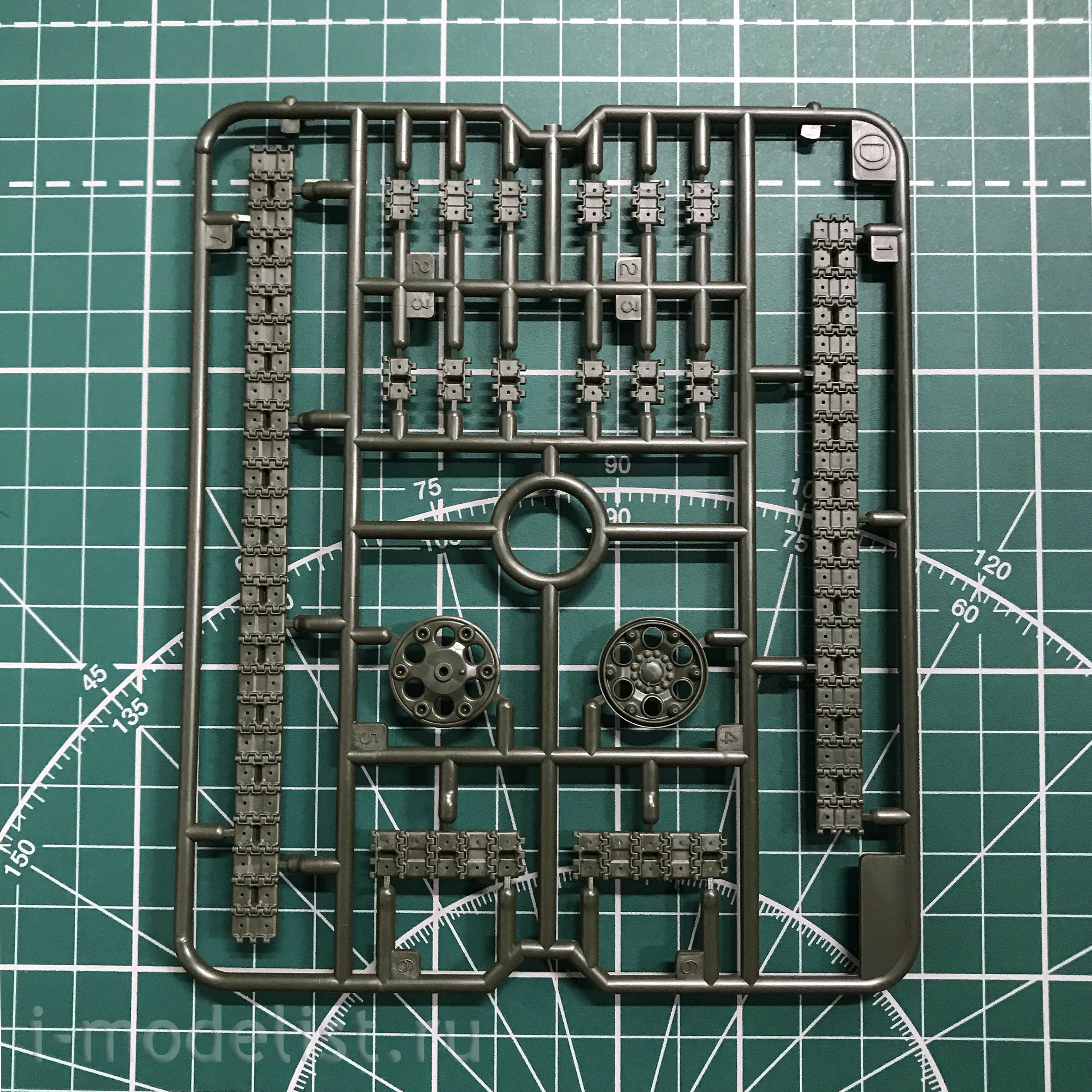 35327 Tamiya 1/35 Tank BT-7 (issue 1937), 2 figures, photo etching.