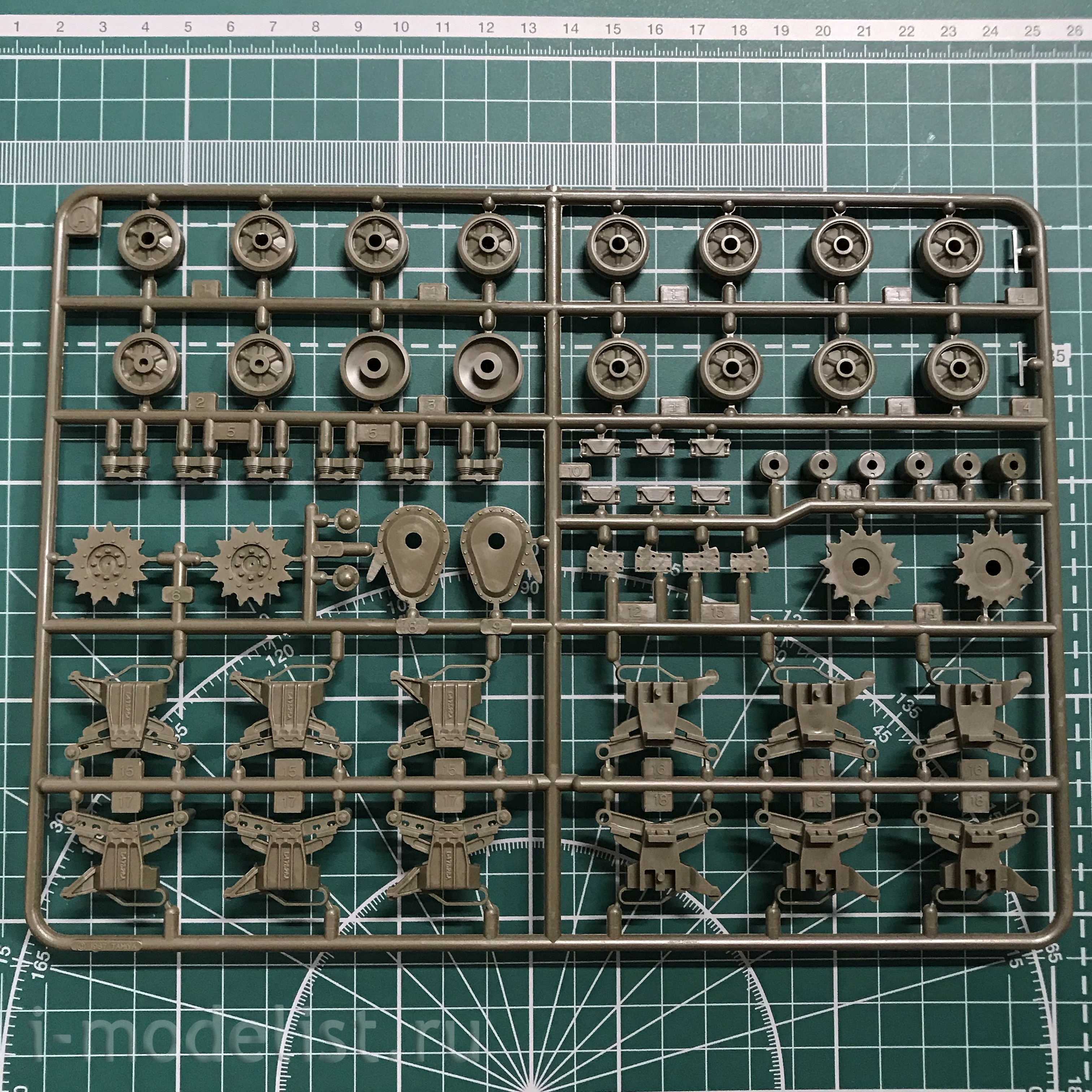 35190 Tamiya 1/35 American medium tank M4 Sherman (early version) 1942. with 3 figures tankers
