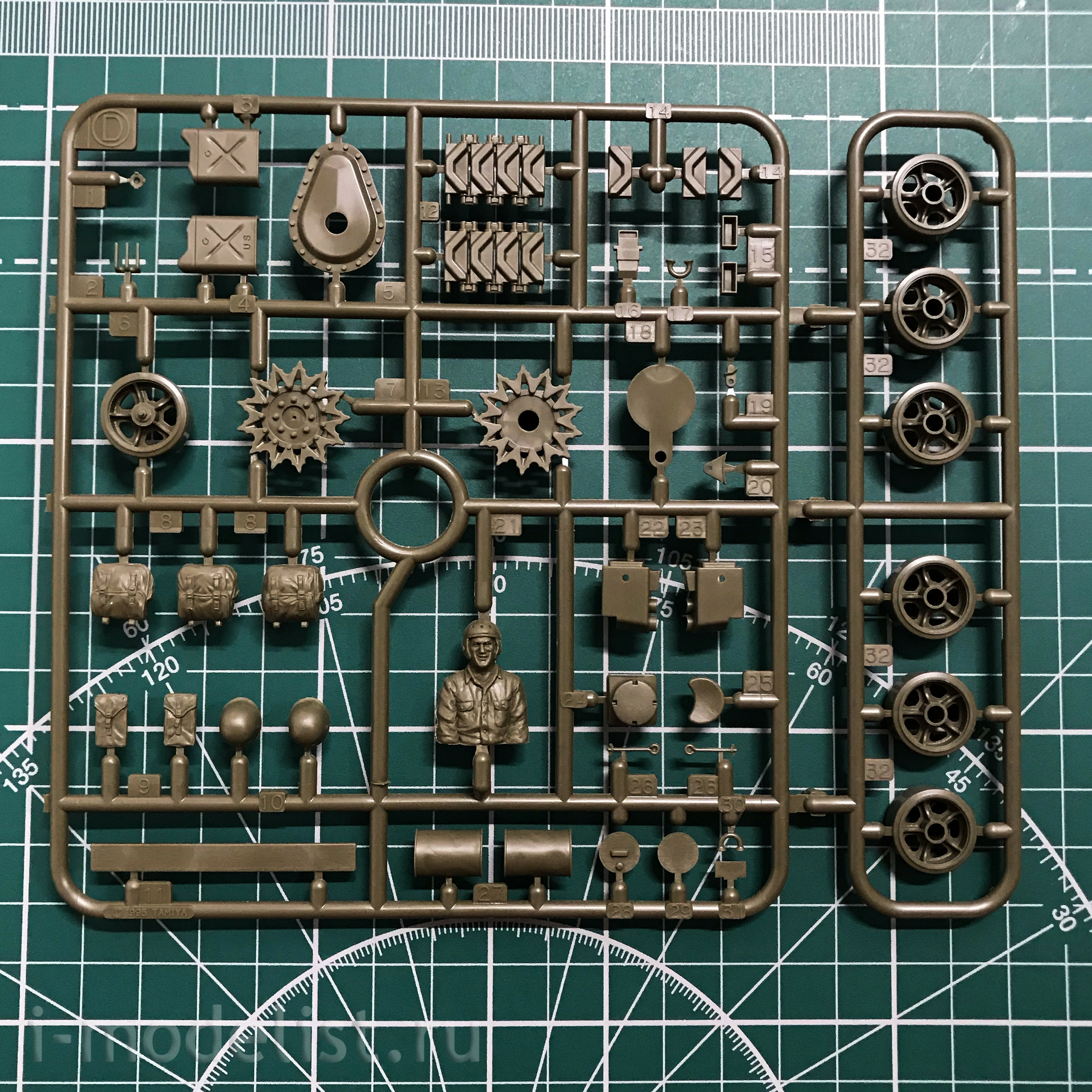 35190 Tamiya 1/35 American medium tank M4 Sherman (early version) 1942. with 3 figures tankers