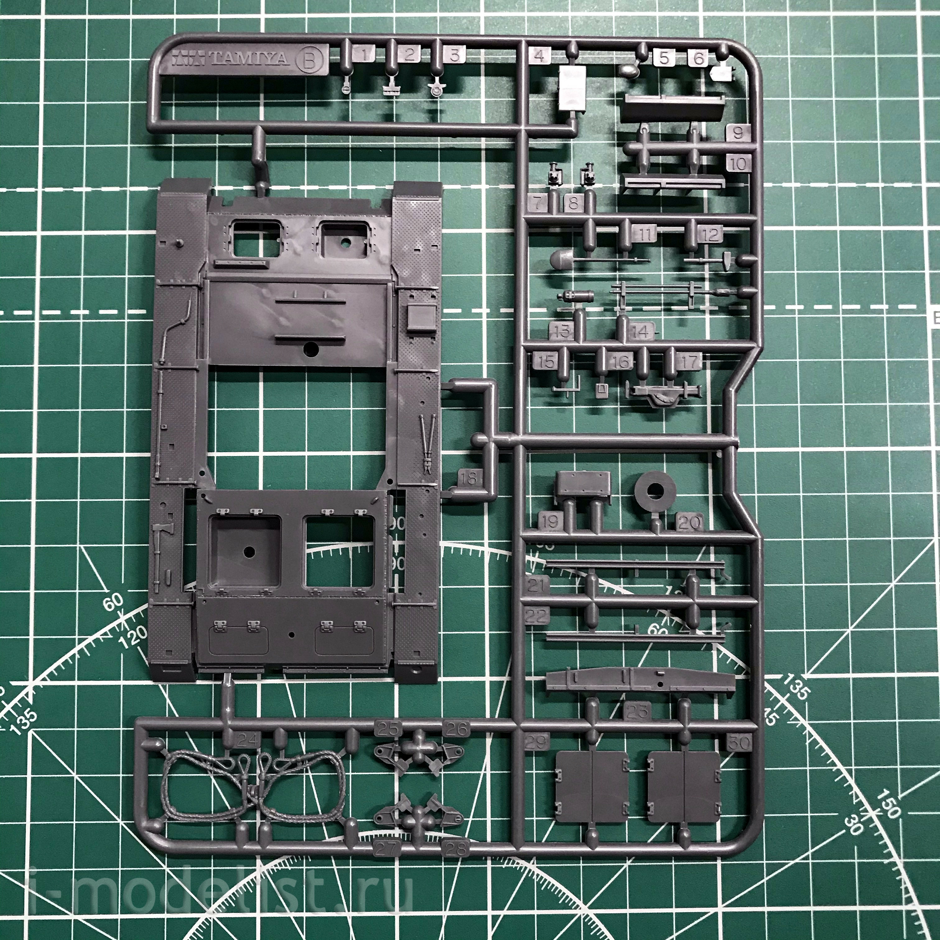 32507 Tamiya 1/48 Sturmgeschutz Iii Ausf.B German self-propelled 75mm gun, with a short barrel 1940-1941. In a set of metal, primed frame.