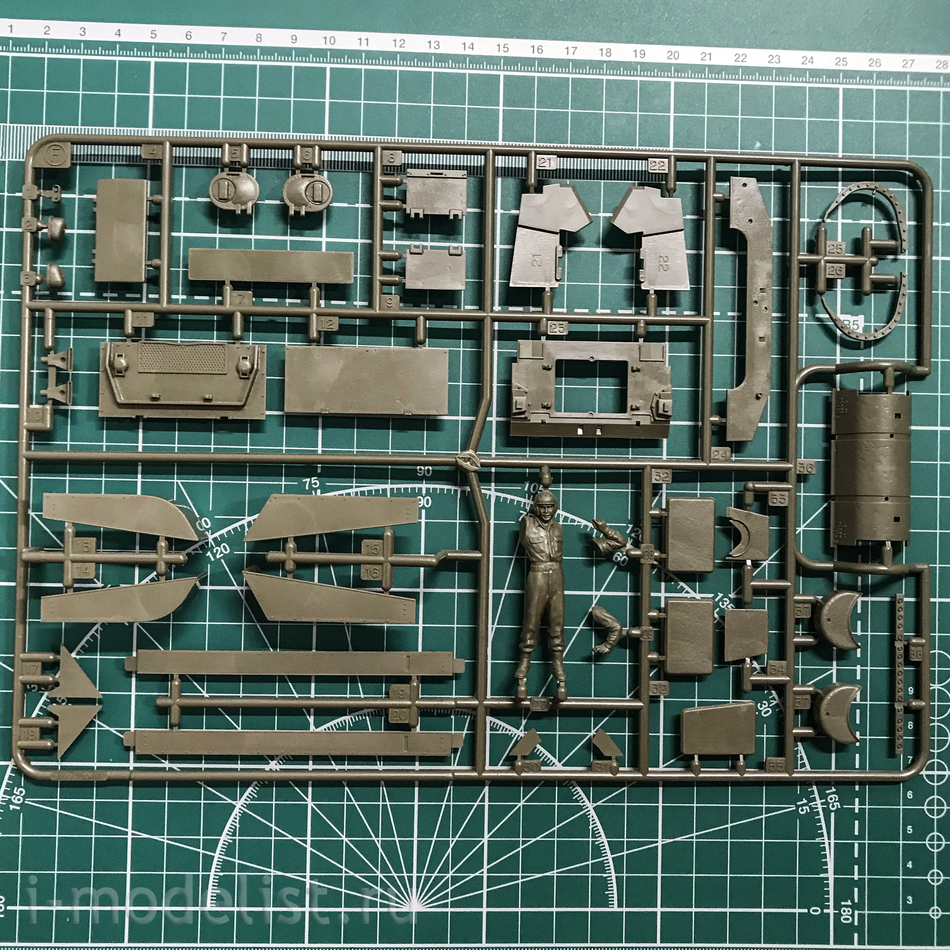 35190 Tamiya 1/35 American medium tank M4 Sherman (early version) 1942. with 3 figures tankers