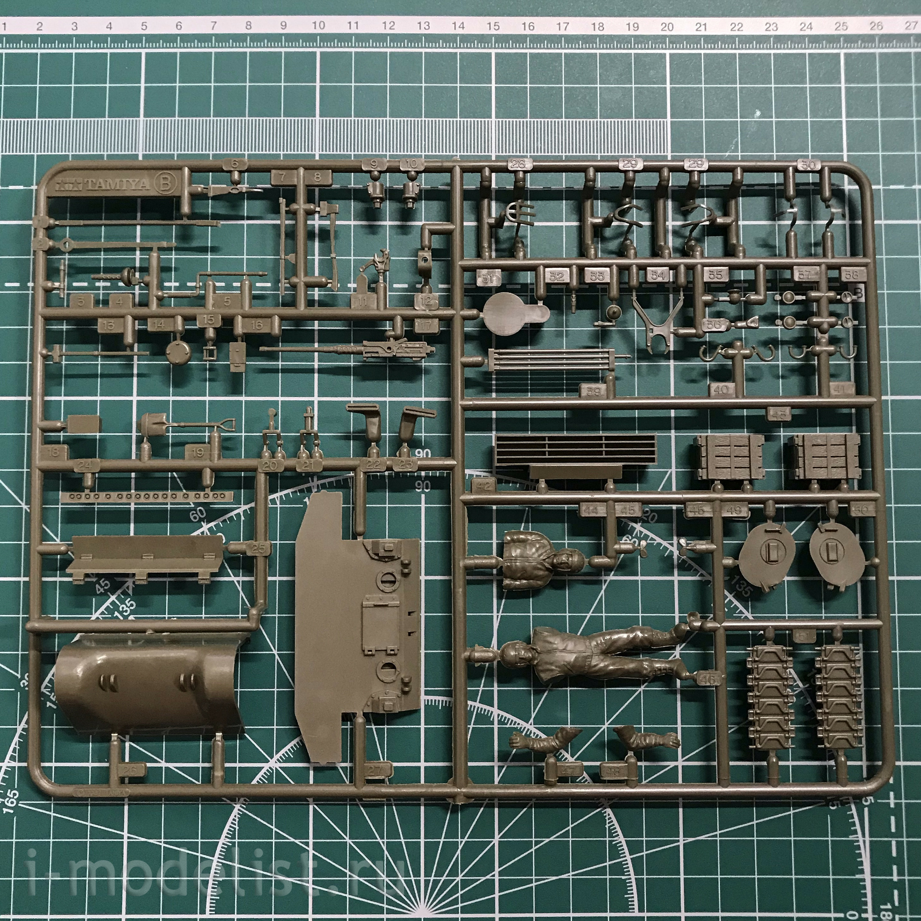 35190 Tamiya 1/35 American medium tank M4 Sherman (early version) 1942. with 3 figures tankers