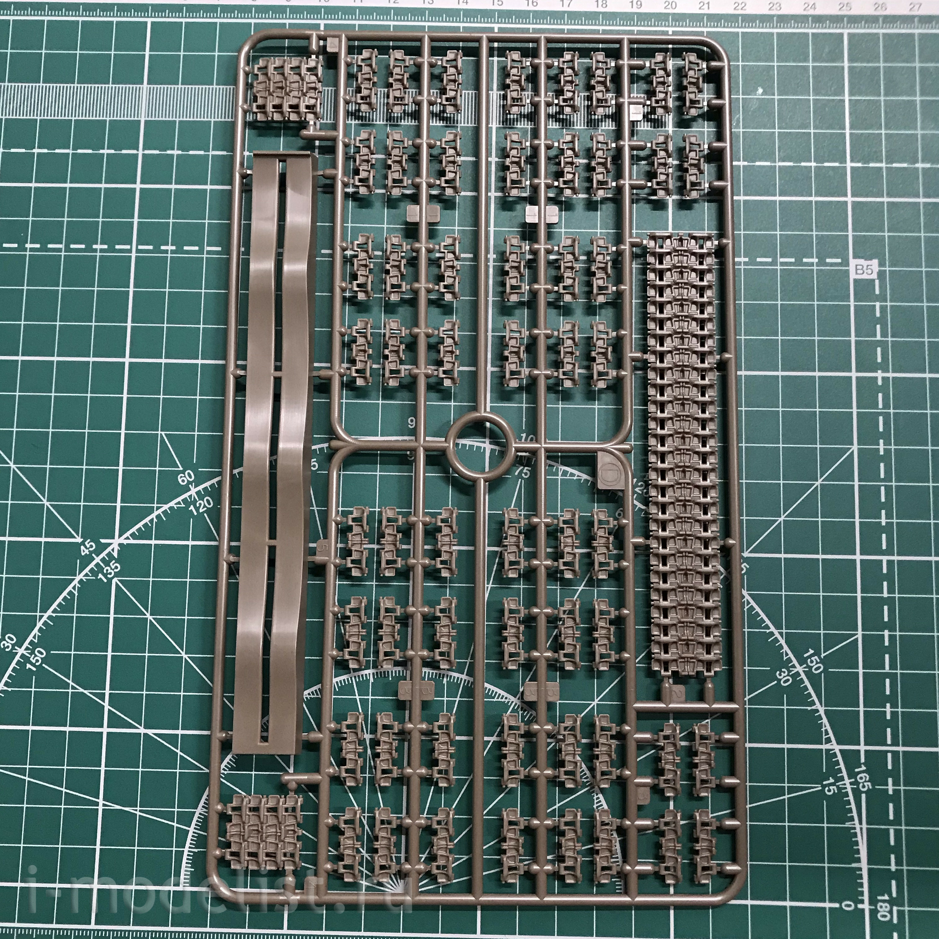 35289 Tamiya 1/35 Soviet heavy tank is-2 (1944), 2 figures, stacked and rubber tracks