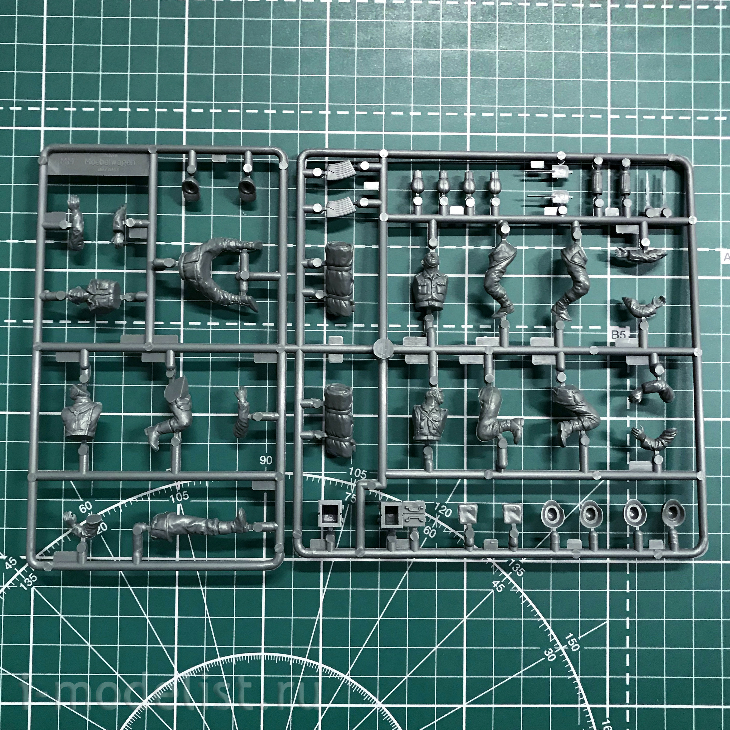 35101 Tamiya 1/35 German Flakpanzer Mobelwagen German self-propelled anti-aircraft gun with a quarter 20mm cannon and four figures. 1943.